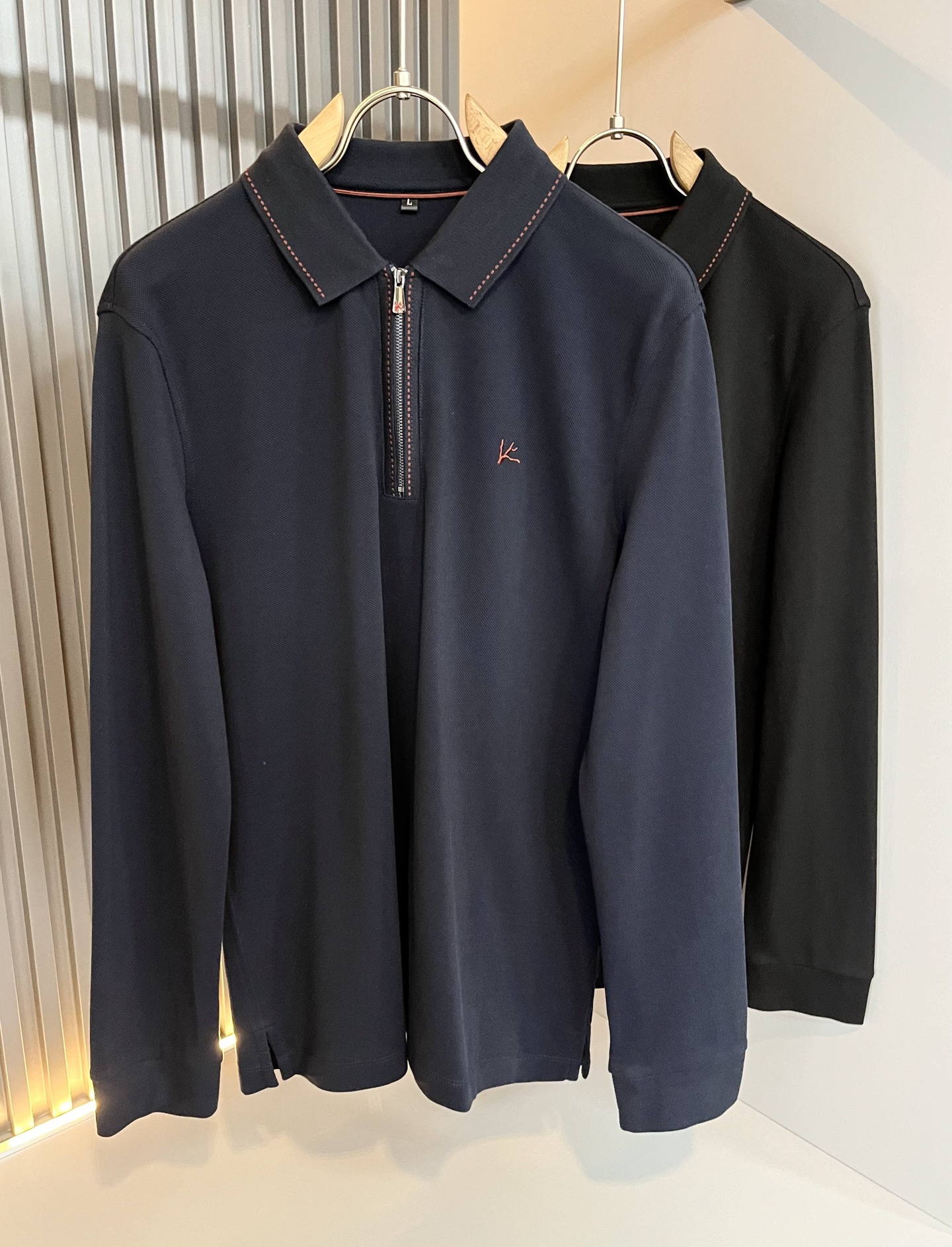 NO:509447,Kiton's new autumn and winter Polo shirt is made of imported exclusive bead floor cotton fabric!  !  Representing the brand image. Simple and comfortable styles, uniform and full lines, exquisite and delicate, high-end and luxurious on the upper body. Simple styles are more diverse in style. Stylish cut styles, simple plain small pointed neck men's short-sleeved polo, Polo shirt that every man should buy. Size M-3XL, T-shirt, alexander wang19860909Kiton 2025秋冬新款Polo衫,采用进口专属珠地棉面料！！代表品牌形象 简洁舒适的款式,线条感粗细均匀饱满,精致细腻,上身高端又奢华.简约的款式穿搭起来更加的多样化.剪裁时尚版型,简约式素色小尖领男士短袖polo、每一个男士都应该入手的Polo衫.尺码M-3XL,,T-shirt,alexander wang,Men's clothing