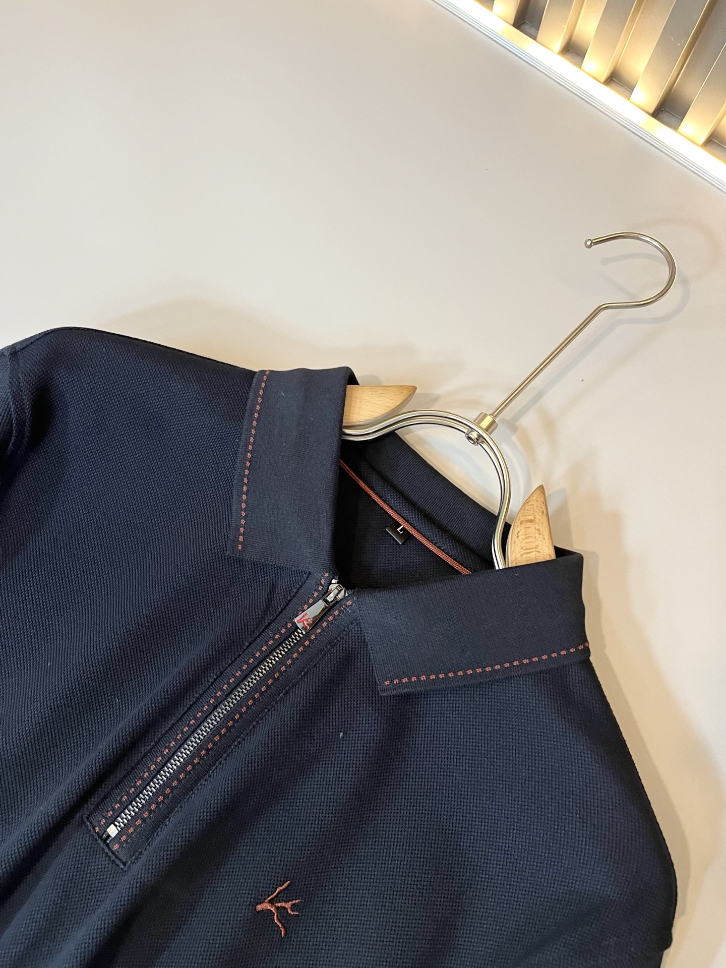  Kiton 2025秋冬新款Polo衫，采用进口专属珠地棉面料！！代表品牌形象 简洁舒适的款式，线条感