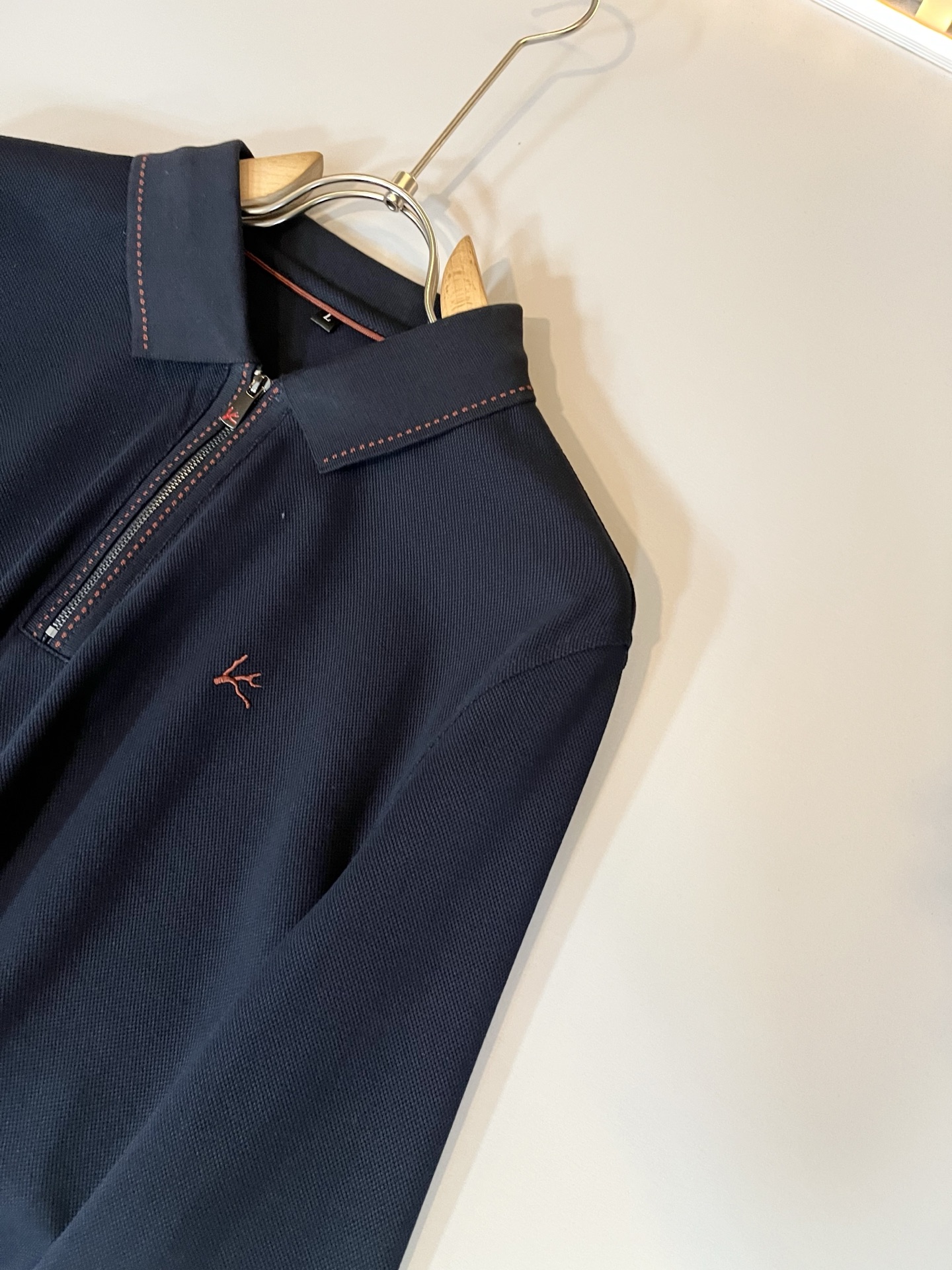  Kiton 2025秋冬新款Polo衫，采用进口专属珠地棉面料！！代表品牌形象 简洁舒适的款式，线条感