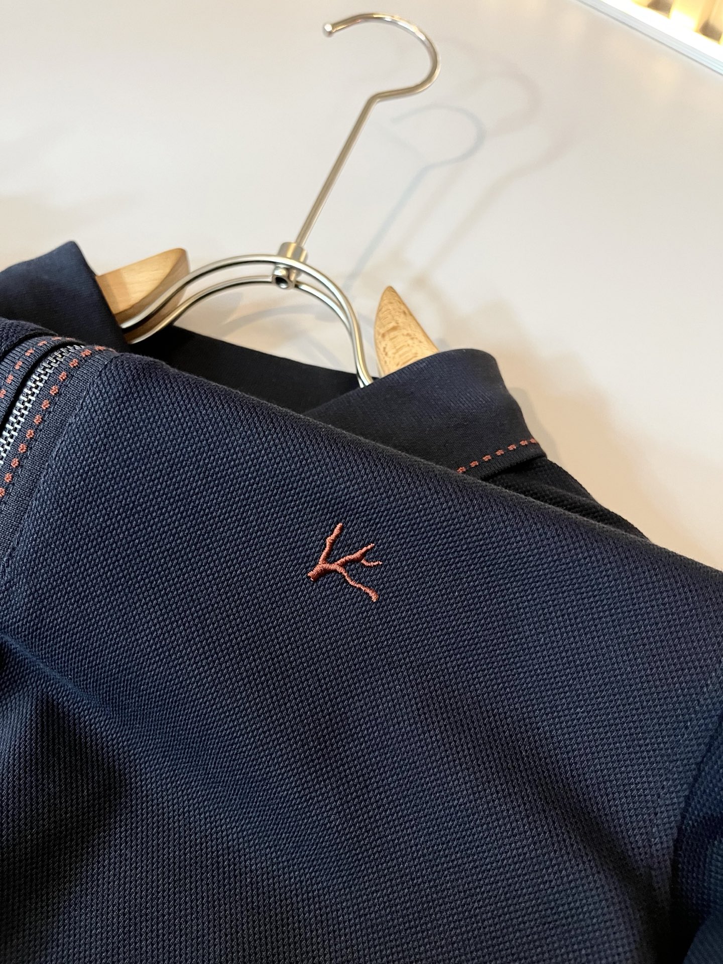  Kiton 2025秋冬新款Polo衫，采用进口专属珠地棉面料！！代表品牌形象 简洁舒适的款式，线条感