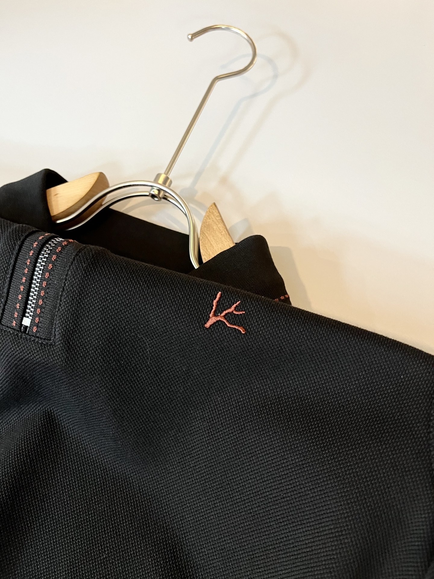  Kiton 2025秋冬新款Polo衫，采用进口专属珠地棉面料！！代表品牌形象 简洁舒适的款式，线条感