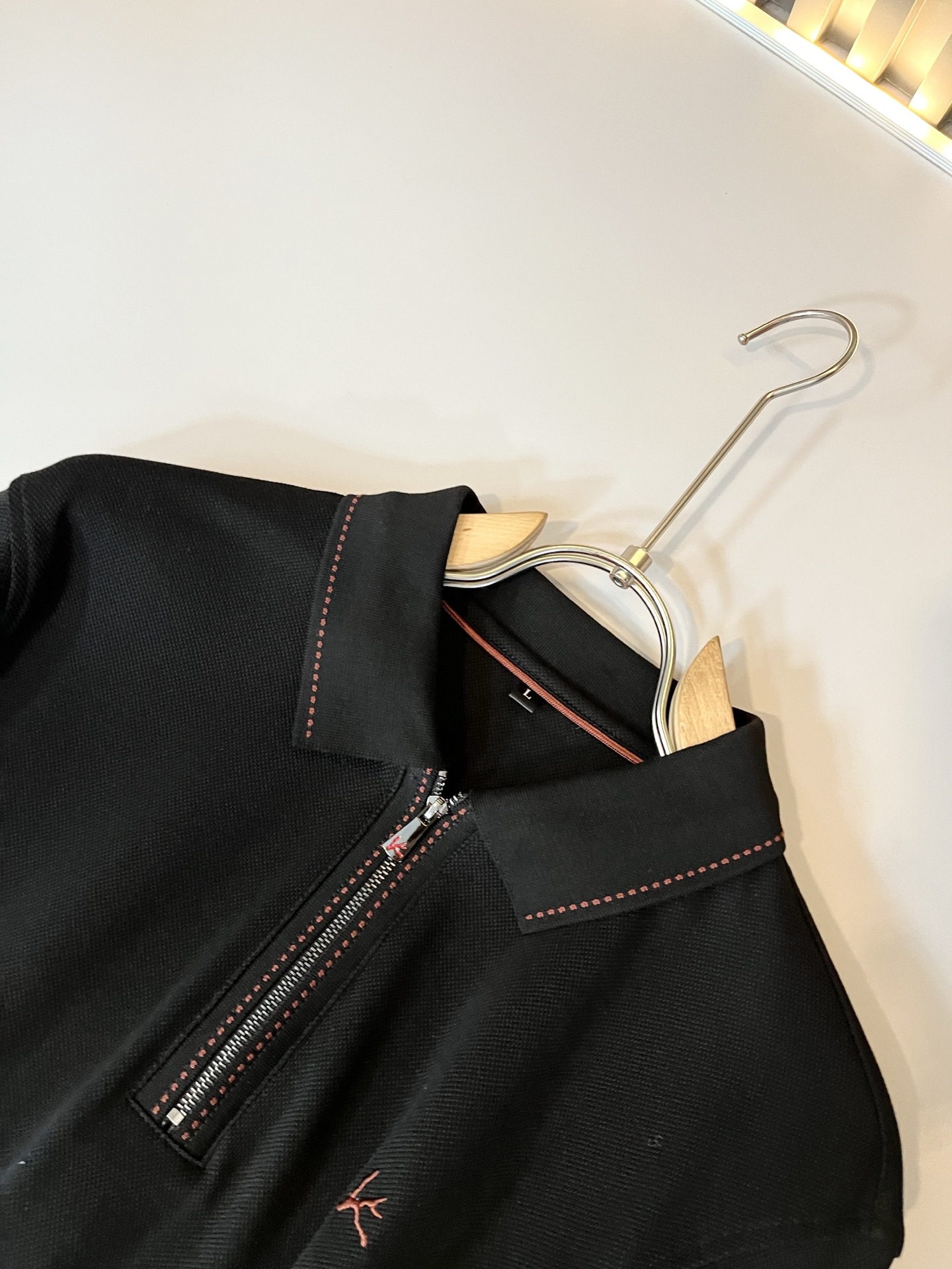  Kiton 2025秋冬新款Polo衫，采用进口专属珠地棉面料！！代表品牌形象 简洁舒适的款式，线条感