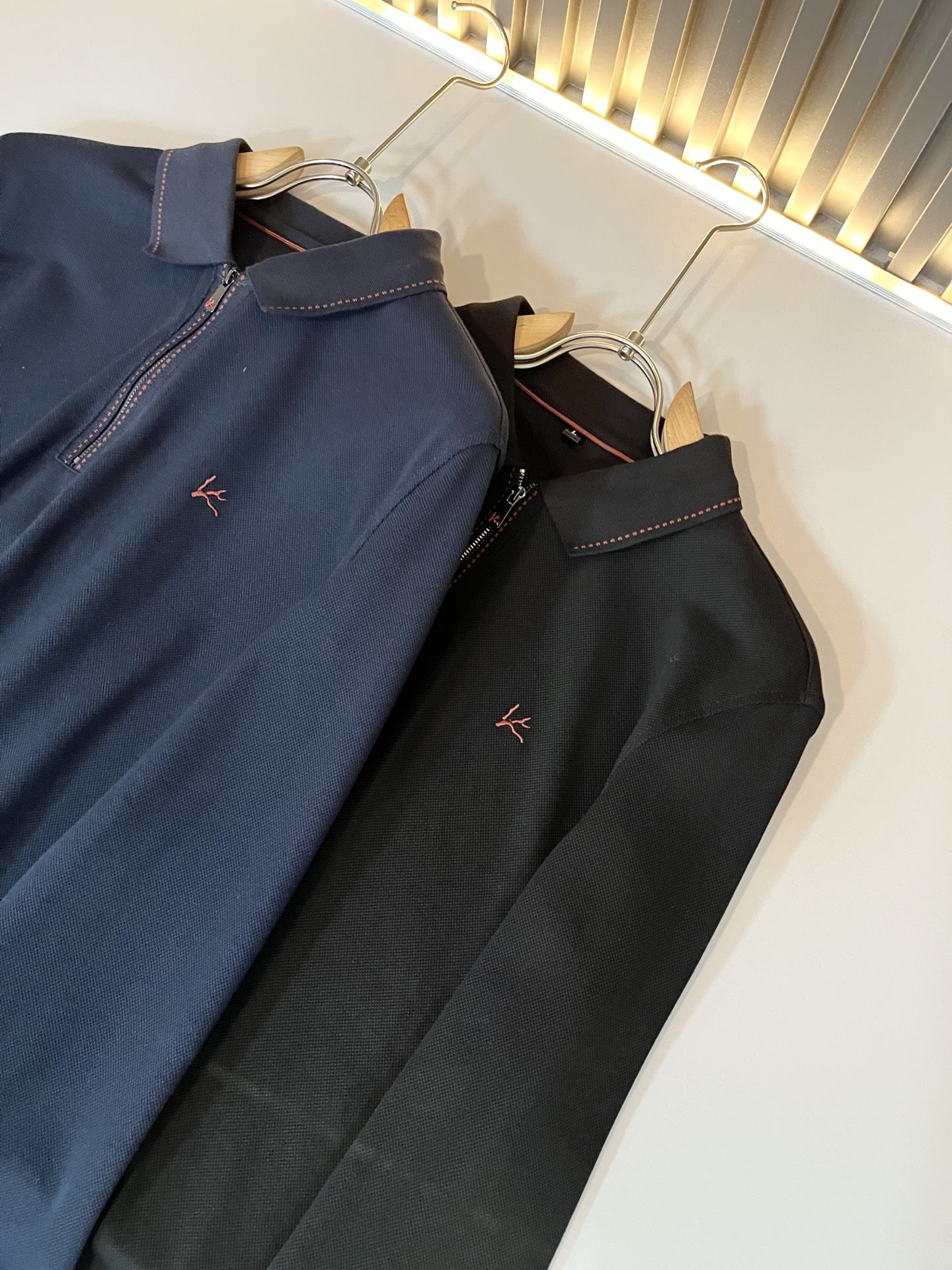  Kiton 2025秋冬新款Polo衫，采用进口专属珠地棉面料！！代表品牌形象 简洁舒适的款式，线条感