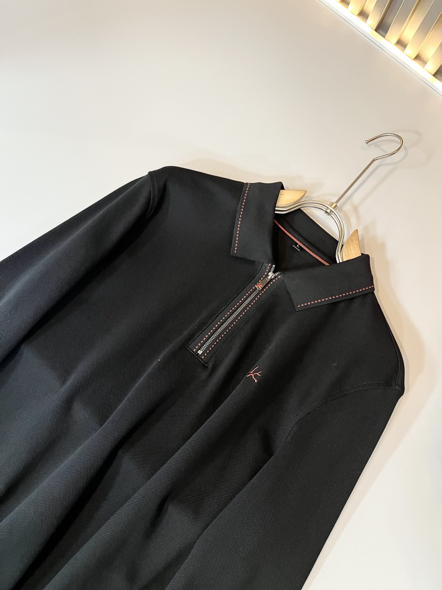  Kiton 2025秋冬新款Polo衫，采用进口专属珠地棉面料！！代表品牌形象 简洁舒适的款式，线条感