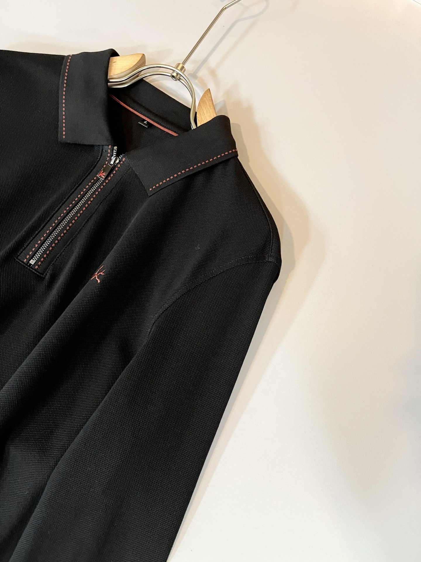  Kiton 2025秋冬新款Polo衫，采用进口专属珠地棉面料！！代表品牌形象 简洁舒适的款式，线条感