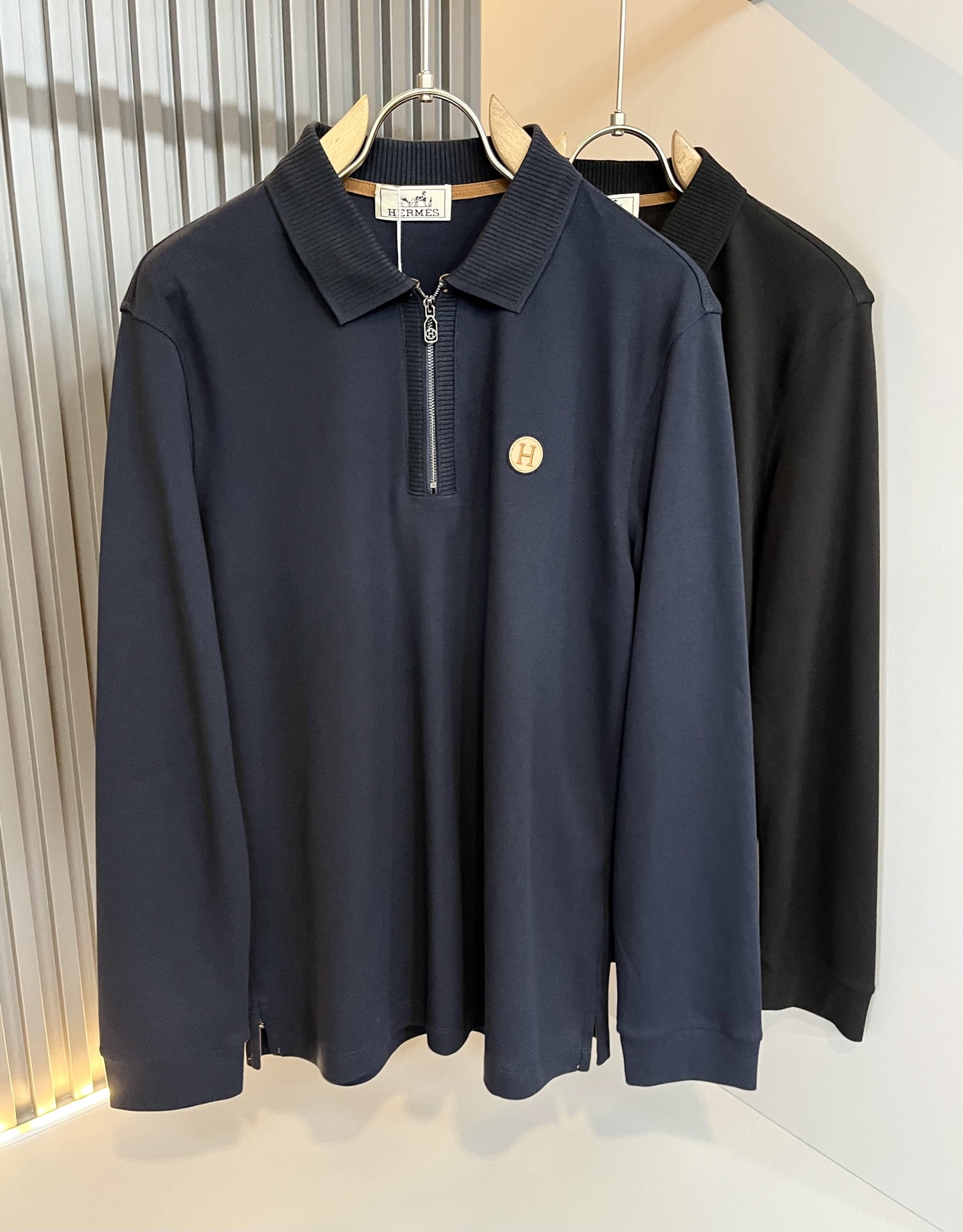 NO:508643,Her*mes 2025 autumn and winter new men's short-sleeved Polo shirt, a new upgraded versatile basic style, low-key and luxurious, and a choice of character!  Made of high-quality selected bead flooring, it has good moisture absorption, comfortable and breathable, enjoys a light and relaxed and comfortable wearing experience, has super vertical performance, meticulous craftsmanship, and extremely recognizable, showing the classic perfect pattern design of the new brand, and the embroidery design of the chest logo pattern!  Precise and in place in cutting. Simple and atmospheric style, and can show fashionable charm in daily leisure life. Size M-3XL, T-shirt, alexander wang19860909Her*mes爱*仕2025秋冬新款男士短袖Polo衫,全新升级百搭基础款,低调奢华,品格之选！甄选优质精选珠地棉打造而成,吸湿性好,舒适透气,享受轻薄轻松自在的穿着体验,有着超强的垂直性能,工艺细致,辨识度极高,展现全新品牌经典完美版型设计,胸前logo图案刺绣设计！在裁剪上精准到位.简约大气风格,又能在日常休闲生活中展现时尚魅力.尺码M-3XL,,T-shirt,alexander wang,Men's clothing