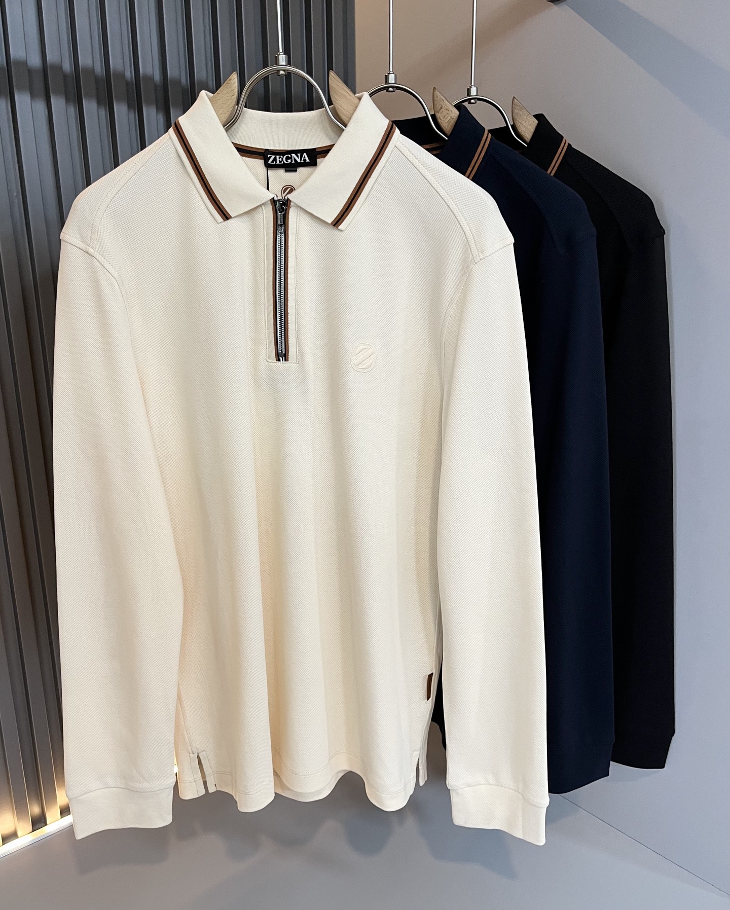 NO:508635,Ermenegildo Zeg*aJia 2025 autumn and winter new products for men's casual long-sleeved Polo shirt, foreign trade company order!  It is one of the classic exclusive fabrics of Zenia!  Embroidery design on chest logo pattern!  Customized original mercerized bead flooring fabric!  The touch is soft and delicate, but the shape is straight and stylish!  Extremely luxurious details... Perfectly interpret high-quality quality. Size M-3XL, zegna, alexander wang19860909Ermenegildo Zeg*a杰*亚 2025秋冬新品男士休闲长袖Polo衫,外贸公司订单！是杰尼亚经典的专有织物之一！ 胸前logo图案刺绣设计！定制原版丝光珠地棉面料！触感又柔软细腻、但型态又笔挺有型！ 细节奢华极致… 完美演绎高品质品相.尺码M-3XL,,zegna,alexander wang,Men's clothing