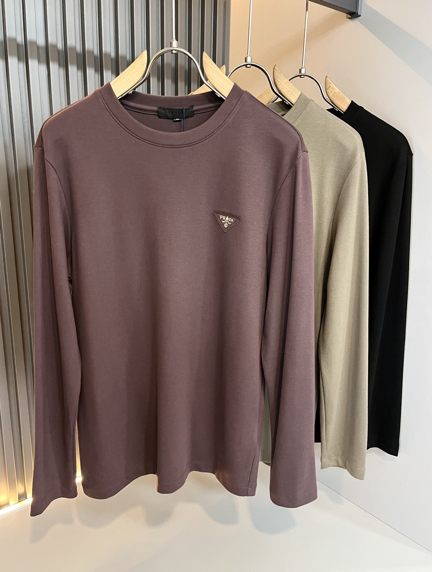 NO:518258,PRAD*A Pu*da 2025 autumn and winter new men's long-sleeved base shirt, the latest model is exclusively available on the entire network!  !  ~ It is classic and fashionable and versatile, who doesn’t like it? It will show the classic again. It is very pleasing to the eye and comes with a low luxury halo and recognition!  Pr*da's traditional brand concept and modern advanced technology are perfectly combined. Coupled with the extremely modern and simple design, the P-family exclusive logo pattern badge design!  Customized 100% imported lint cotton fabric!  The texture of this model is quite touching, the specifications and grades are known with tentacles. The degree of delicateness and breathability are top-notch!  Size M-3XL, prada, alexander wang19860909PRAD*A普*达2025秋冬新款男士长袖打底衫,最新款全网独家首上！！~既经典有时尚百搭,谁不爱啊,将经典再次展现,非常的耐看,自带低奢光环与辨识度！Pr*da传统的品牌理念和现代化的先进技术进行了完美结合.加上极其现代摩登风范的简约设计,p家专属logo图案徽章设计！定制百分百进口绒棉面料！此款的质感相当感人 触手便知规格档次 细腻程度与透气效果堪称顶级！尺码M-3XL,,prada,alexander wang,Men's clothing