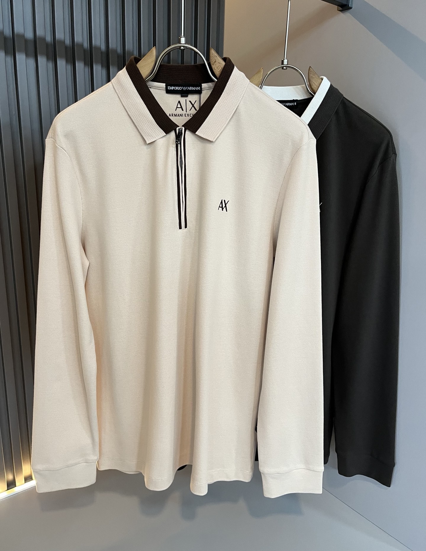 NO:510770,Arman A*ni's new autumn and winter autumn and winter style men's casual long-sleeved Polo shirt, original OEM order, logo embroidery design!  The simple design is exquisite and elegant, amazing!  Customized original exclusive bead floor cotton fabric, soft and delicate, and the upper body is super comfortable. It is still refreshing and comfortable to wear even in summer, and the ultimate enjoyment!  Inheriting the classic styles of the past, the upper body effect comes naturally, and simple outfits do not require too many accessories. It can easily create a fashionable feeling, and the return rate will also increase. Get it at a speed!  Size M-3XL, Armani,alexander wang19860909Arman阿*尼2025秋冬新款男士休闲长袖Polo衫,原单代工厂订单,标志logo刺绣设计！简洁的设计精致优雅,令人叹服！定制原版专属珠地棉面料,手感柔软细腻,上身超级舒适,即使夏天穿着依然清爽自在,极致的穿着享受！继承着以往的经典版型,上身效果自然而来的出彩,简单穿搭无需过多的饰物,轻松搭出时尚感,回头率也会随之提升.速度入手吧！尺码M-3XL,,armani,alexander wang,Men's clothing