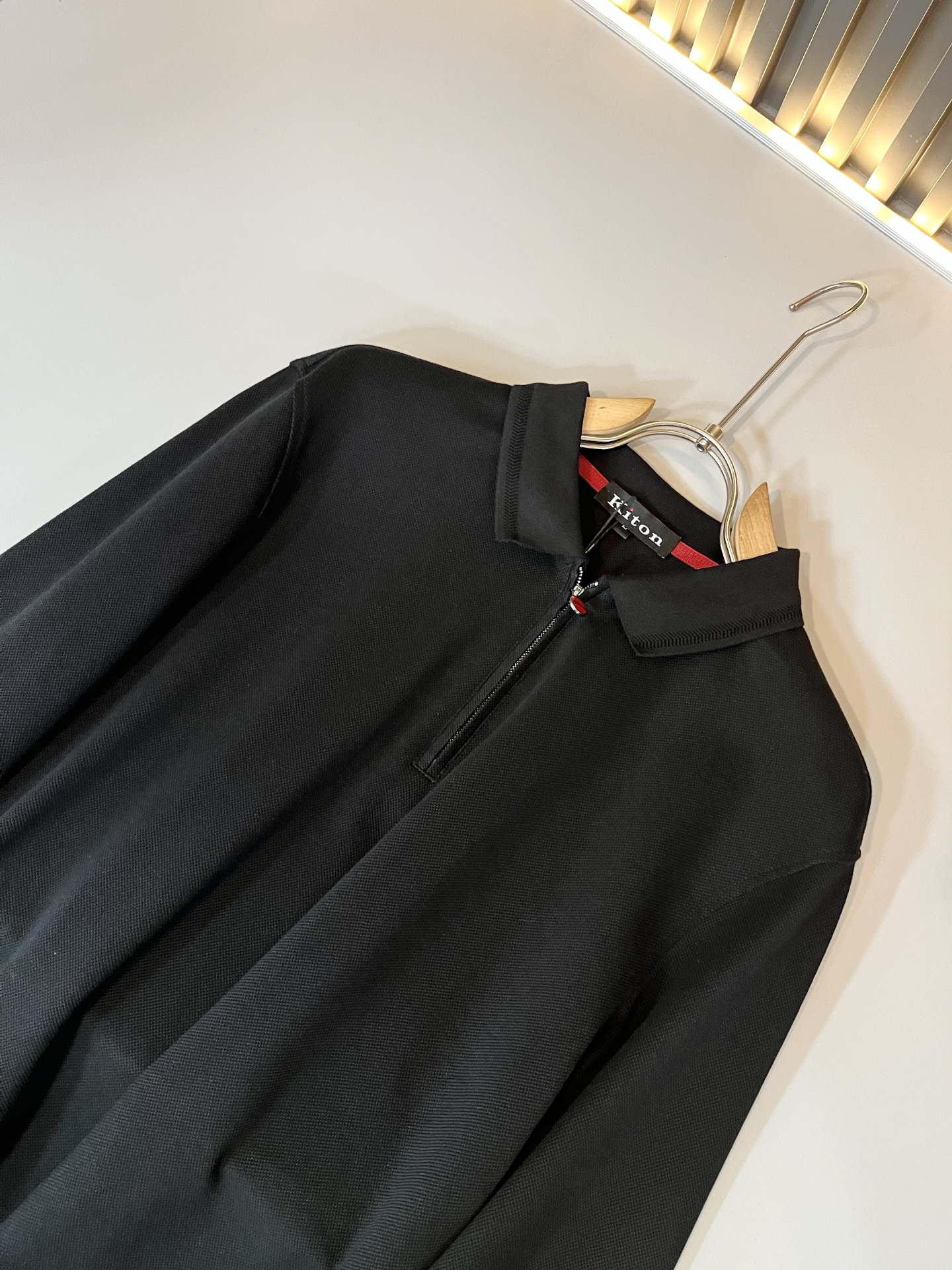 Kiton 2025秋冬新款Polo衫，采用进口专属珠地棉面料！！代表品牌形象 简洁舒适的款式，线条感粗