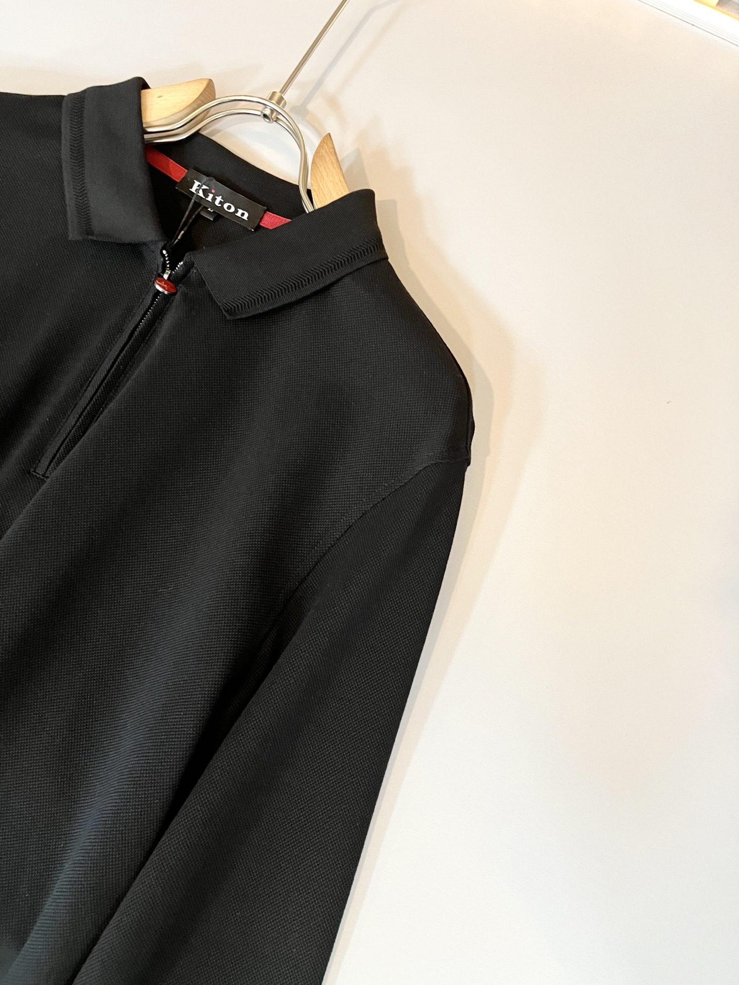 Kiton 2025秋冬新款Polo衫，采用进口专属珠地棉面料！！代表品牌形象 简洁舒适的款式，线条感粗