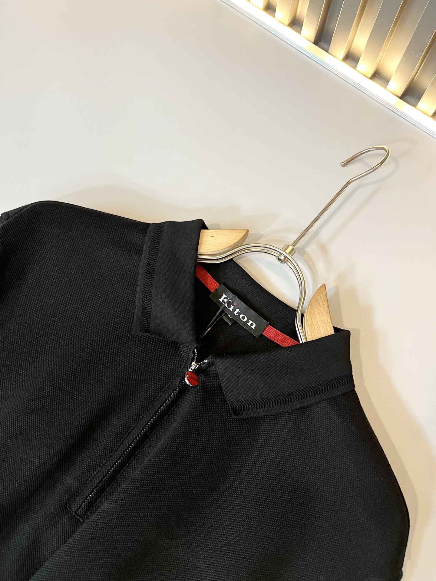 Kiton 2025秋冬新款Polo衫，采用进口专属珠地棉面料！！代表品牌形象 简洁舒适的款式，线条感粗