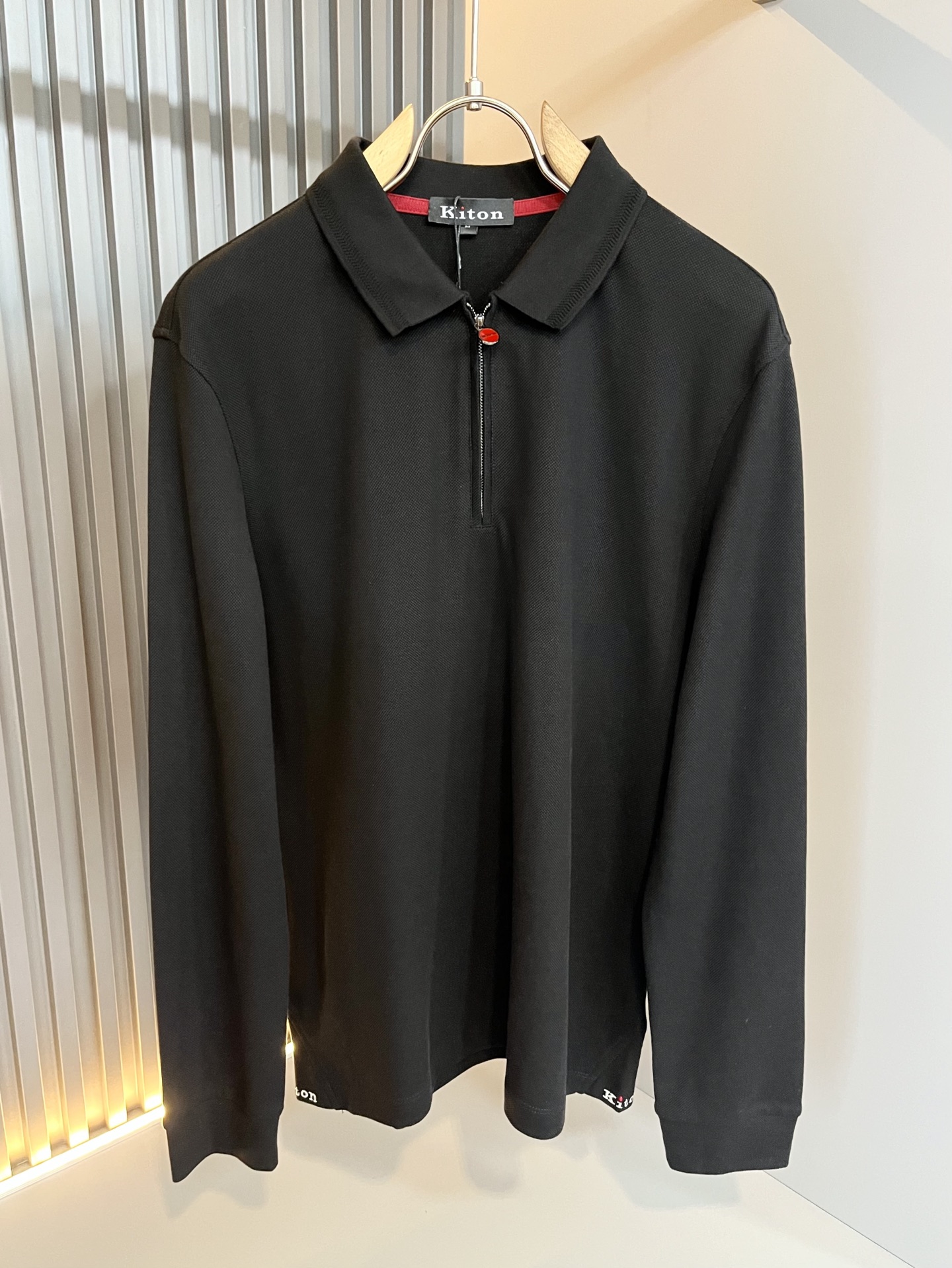 Kiton 2025秋冬新款Polo衫，采用进口专属珠地棉面料！！代表品牌形象 简洁舒适的款式，线条感粗