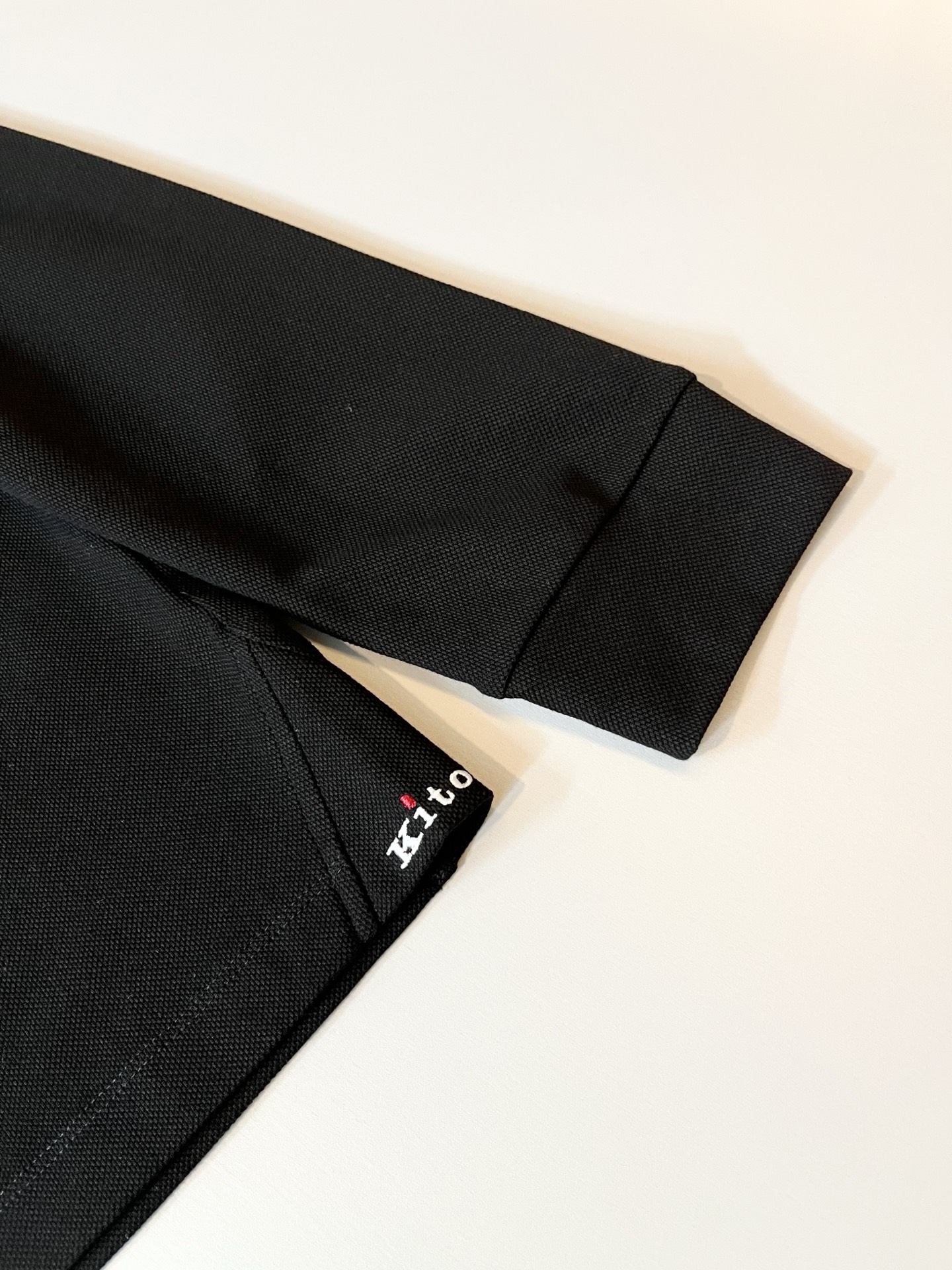 Kiton 2025秋冬新款Polo衫，采用进口专属珠地棉面料！！代表品牌形象 简洁舒适的款式，线条感粗