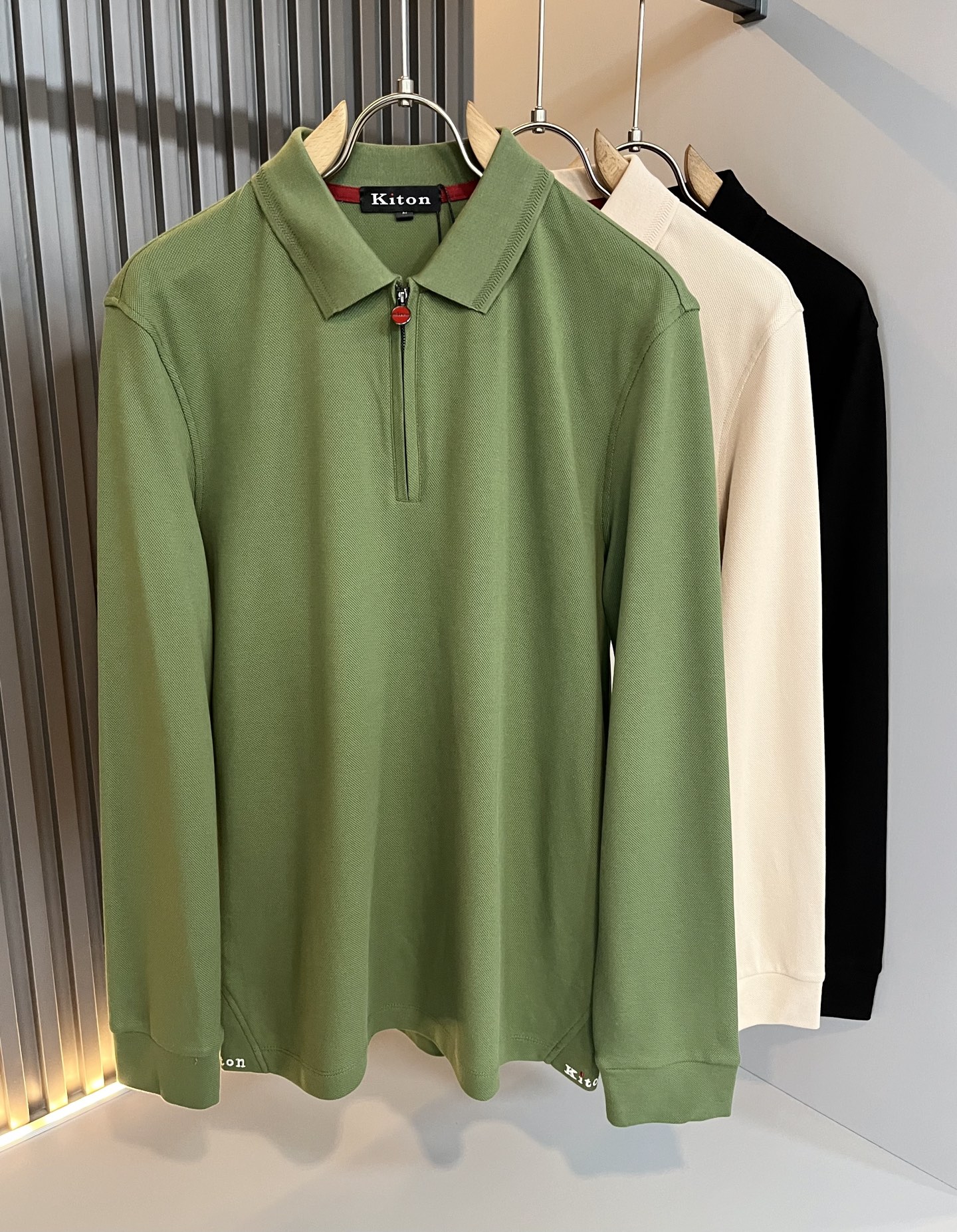 NO:519661,Kiton's new autumn and winter Polo shirt is made of imported exclusive bead floor cotton fabric!  !  Representing the brand image. Simple and comfortable styles, uniform and full lines, exquisite and delicate, high-end and luxurious on the upper body. Simple styles are more diverse in style. Stylish cut styles, simple plain small pointed neck men's short-sleeved polo, Polo shirt that every man should buy. Size M-3XL, T-shirt, alexander wang19860909Kiton 2025秋冬新款Polo衫,采用进口专属珠地棉面料！！代表品牌形象 简洁舒适的款式,线条感粗细均匀饱满,精致细腻,上身高端又奢华.简约的款式穿搭起来更加的多样化.剪裁时尚版型,简约式素色小尖领男士短袖polo、每一个男士都应该入手的Polo衫.尺码M-3XL,,T-shirt,alexander wang,Men's clothing