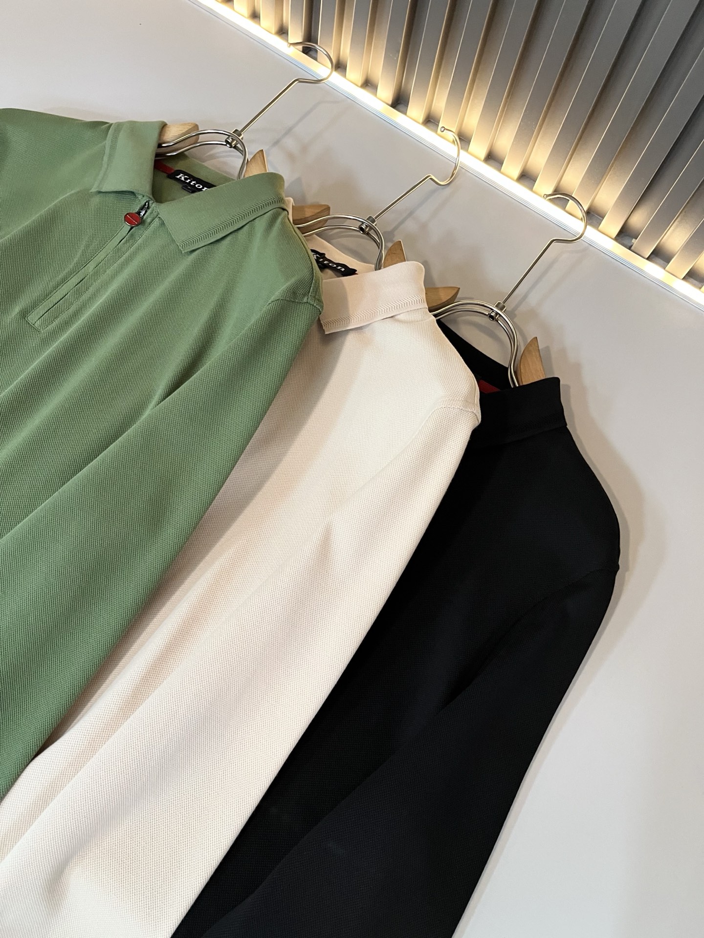 Kiton 2025秋冬新款Polo衫，采用进口专属珠地棉面料！！代表品牌形象 简洁舒适的款式，线条感粗