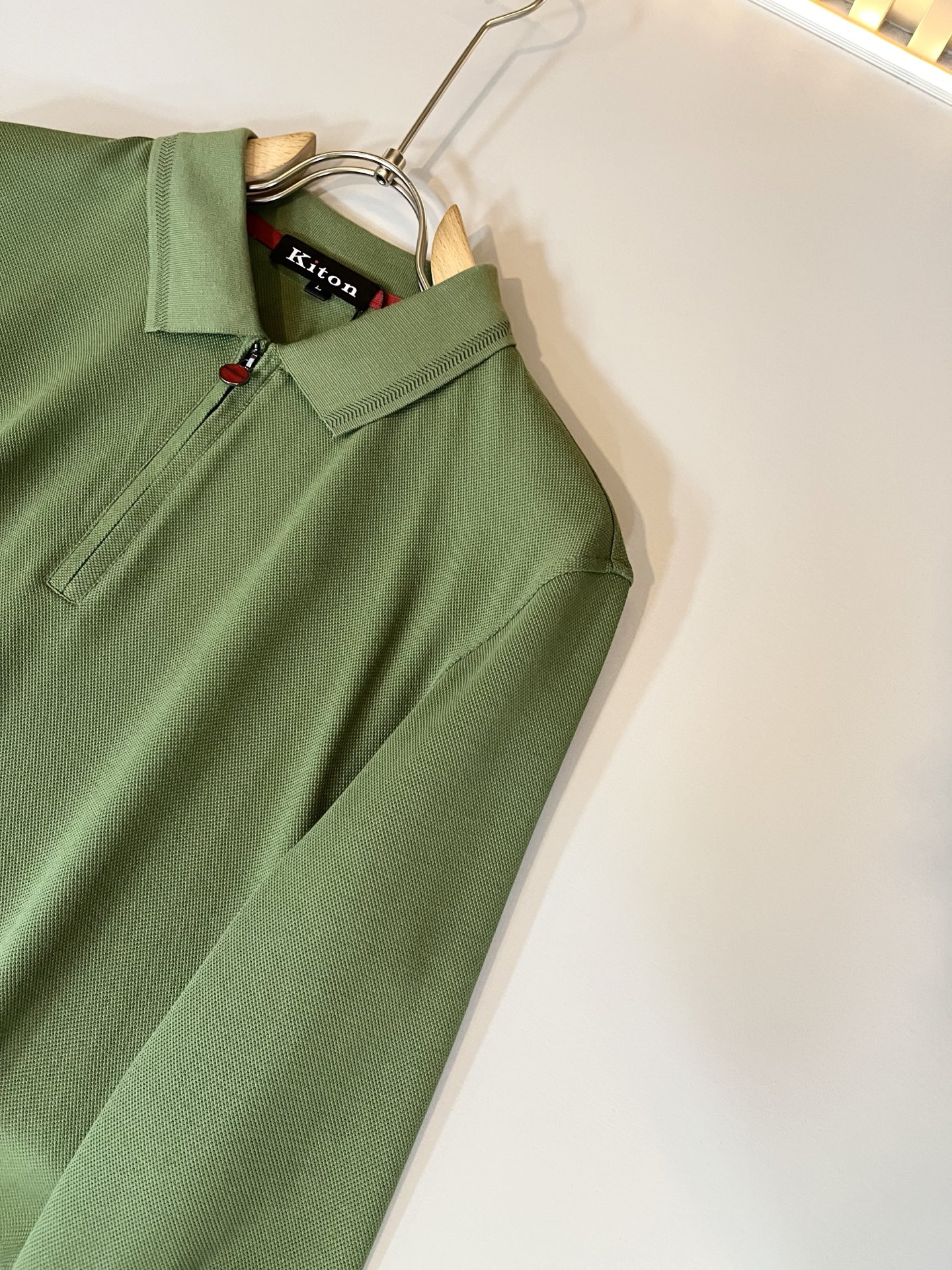 Kiton 2025秋冬新款Polo衫，采用进口专属珠地棉面料！！代表品牌形象 简洁舒适的款式，线条感粗