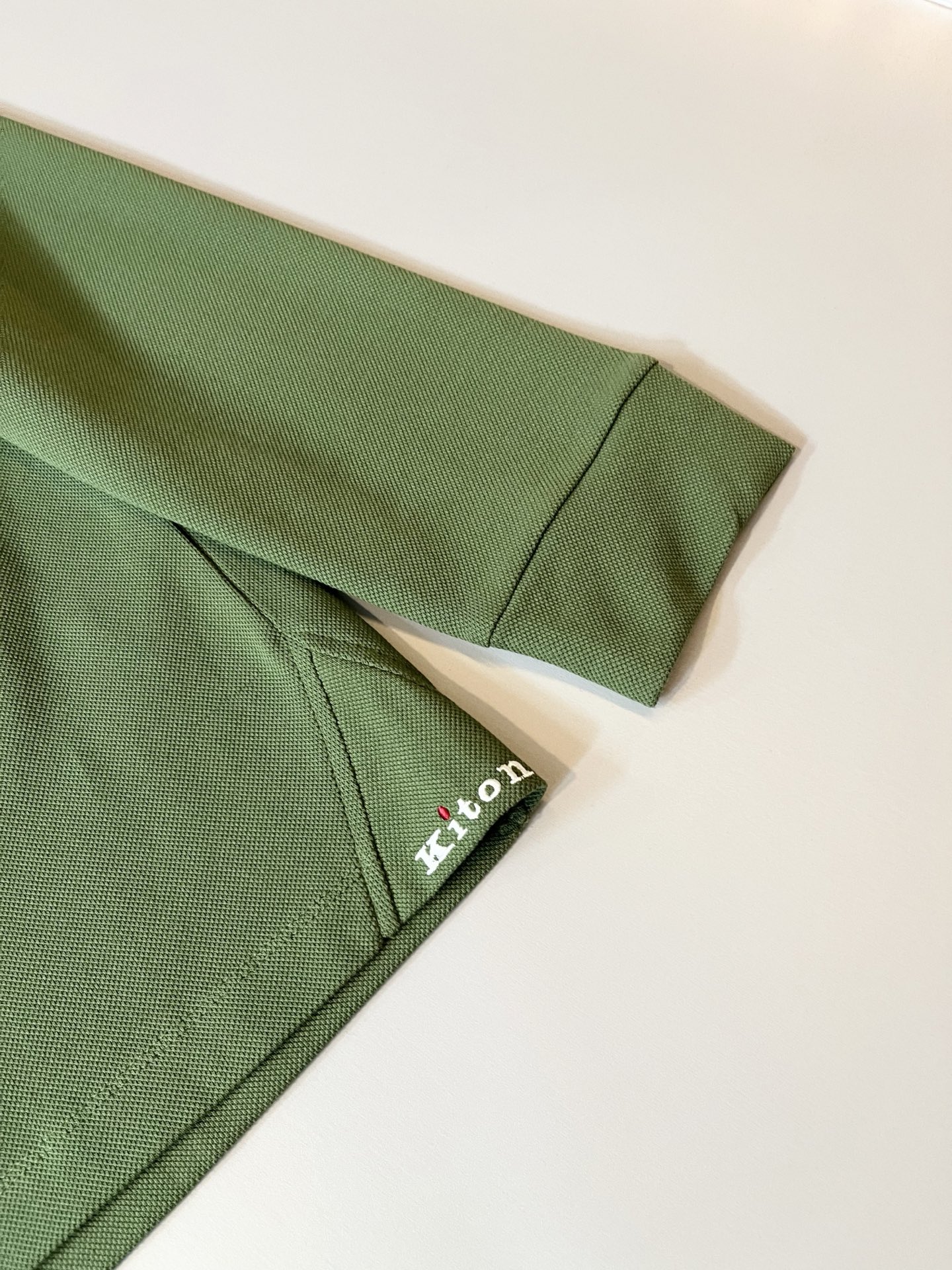 Kiton 2025秋冬新款Polo衫，采用进口专属珠地棉面料！！代表品牌形象 简洁舒适的款式，线条感粗
