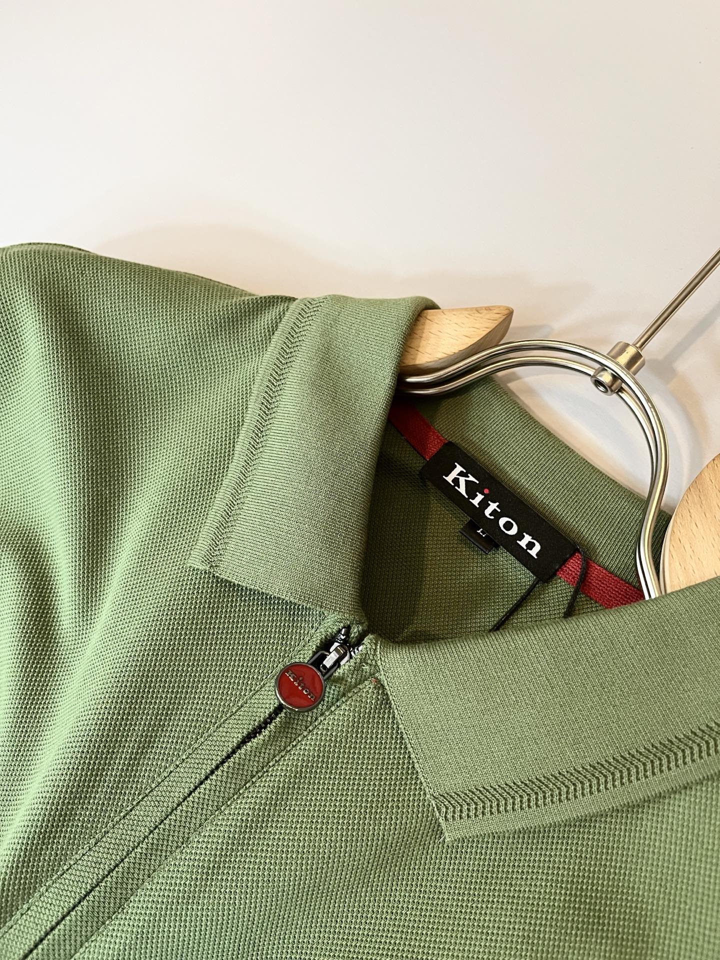 Kiton 2025秋冬新款Polo衫，采用进口专属珠地棉面料！！代表品牌形象 简洁舒适的款式，线条感粗