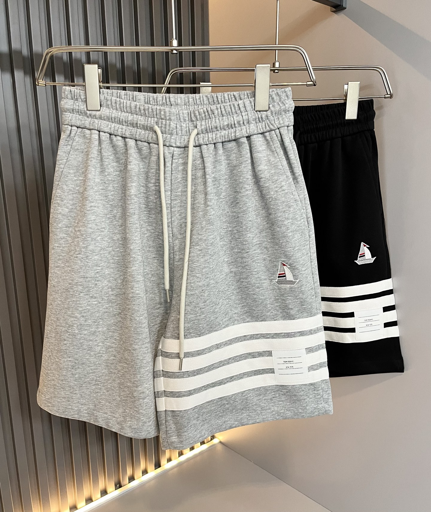 NO:513311,Thom Brow*e Tom*long's new spring and summer style for men and women, the same casual shorts for men and women, distinguish the market fabrics. Our shorts are much heavier than the weight on the market. Compare it casually~ the original loose style is both casual and sporty. Customize the top-level original exclusive pure cotton fabric!  Just distinguish the market version. The trouser leg design logo bar webbing splicing decoration!  Logo logo design!  Waist design with elastic elastic waist circumference modification!  Each piece of high-end craftsmanship determines success or failure~ I won’t say much. The quality and texture are very good. A fashionable item!  Size M-3XL, shorts, alexander wang19860909Thom Brow*e汤姆*朗2025春夏新款男女同款休闲短裤,区分市面料 我们的一条短裤就比市面的重量要重太多了 随意对比～原版宽松版型 休闲运动两不误 定制顶级原版专属纯棉面料！区分市面版本即可 裤腿设计标识条杠织带拼接修饰！标志logo设计！腰身设计松紧弹力腰围修饰！高端工艺每件决定成败～不多说 品质质感非常不错一款时尚单品！尺码M-3XL,,shorts,alexander wang,Men's clothing