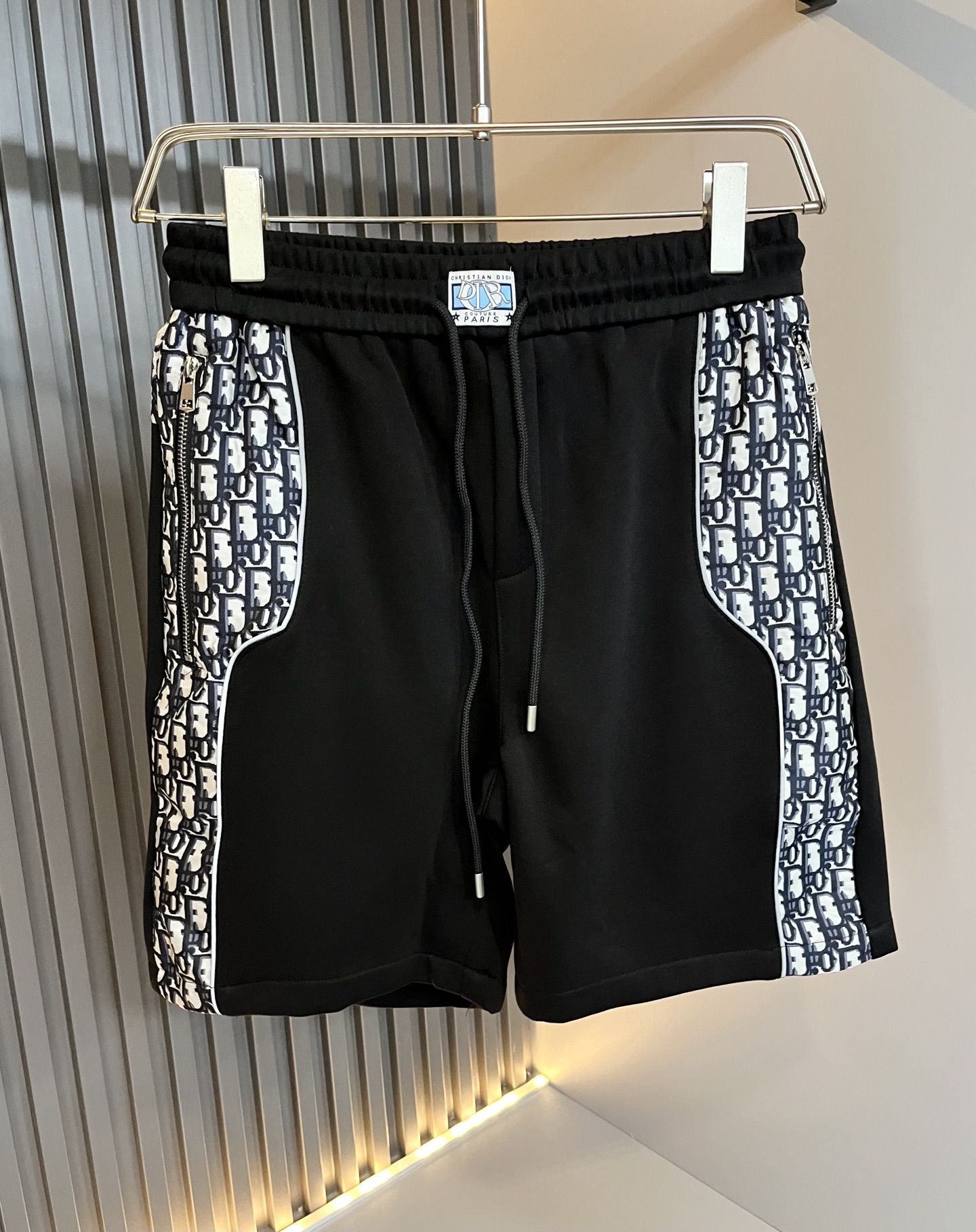 NO:513313,Dio*Di*Ao 2025 spring and summer new styles for men and women, casual drawstring webbing casual shorts, same style for men and women!  Match with the logo of presbyterian letters!  Fashionable sports casual pants!  The fabric is made of imported materials!  Made of exclusive fabrics, the fabric feels solid, thick, soft and soft. It is very skin-friendly and comfortable to wear with close body, and it is also extremely breathable and hygroscopic. It is a brand logo product!  Integrate the avant-garde street atmosphere into this item, exuding a sense of vitality and youthful fashion!  Casual trouser style cuts, easy to control for both men and women!  Recommended treasures that are hard to come by, don’t miss them if you like them!  Size M-3XL, dior, shorts, alexander wang19860909Dio*迪*奥 2025春夏新款男女同款休闲抽绳织带休闲短裤,男女同款！搭配老花字母logo设计！时尚运动休闲裤！面料采用进口材质！专属面料制作而成,面料手感瓷实温厚软糯,贴身穿着非常的亲肤舒适,并且透气性与吸湿性也极为优越,满满品牌标志产品！将前卫的街头气息融入进这款单品之中,散发着满满的活力与青春时尚感！休闲的裤装版型裁剪,无论男女皆可轻松驾驭！可遇不可求的宝藏好物推荐,喜欢的千万不要错过！尺码M-3XL,,dior,shorts,alexander wang,Men's clothing