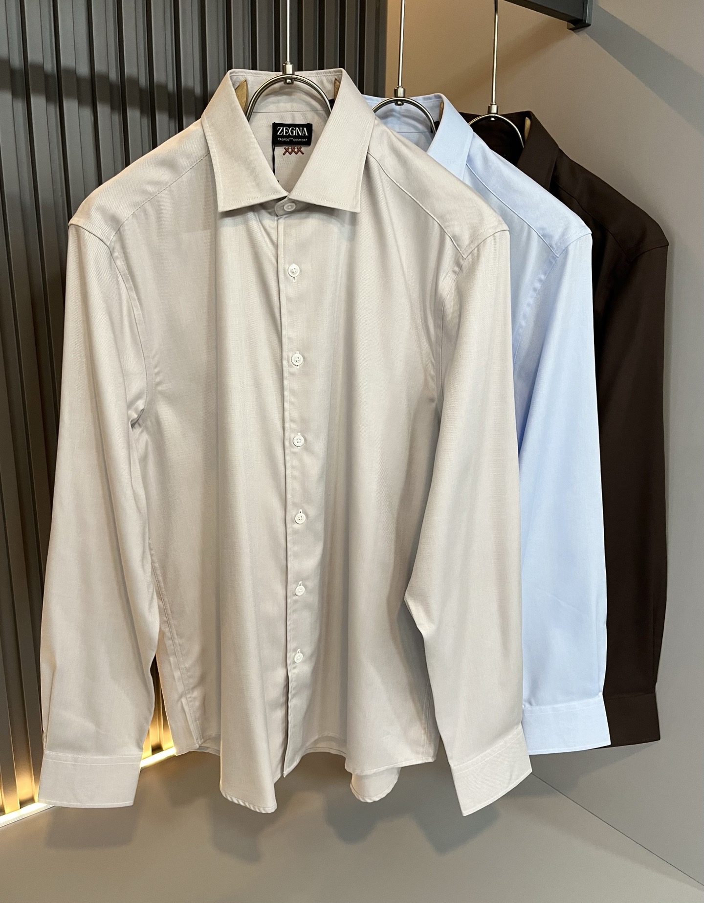 NO:507142,Ermenegildo Zeg*aJia New men's shirt early autumn, foreign trade company order!  Customer-supplied poplin cotton material, it is one of the classic exclusive fabrics of Zenia!  The texture is light, soft and delicate, but the shape is straight and stylish!  It adopts a multi-layer structure and has windproof performance. The pockets are decorated with details and are extremely luxurious... Perfectly interpreting high-quality quality. Customized original hardware is available for customers!  Size S-2XL, zegna,alexander wang19860909Ermenegildo Zeg*a杰*亚 早秋新款男士衬衣,外贸公司订单！客供府绸棉材质,是杰尼亚经典的专有织物之一！ 质地轻盈、触感又柔软细腻、但型态又笔挺有型！ 采用多层结构、具备防风性能. 口袋饰有细节、奢华极致… 完美演绎高品质品相.客供定制原版五金！尺码S-2XL,,zegna,alexander wang,Men's clothing