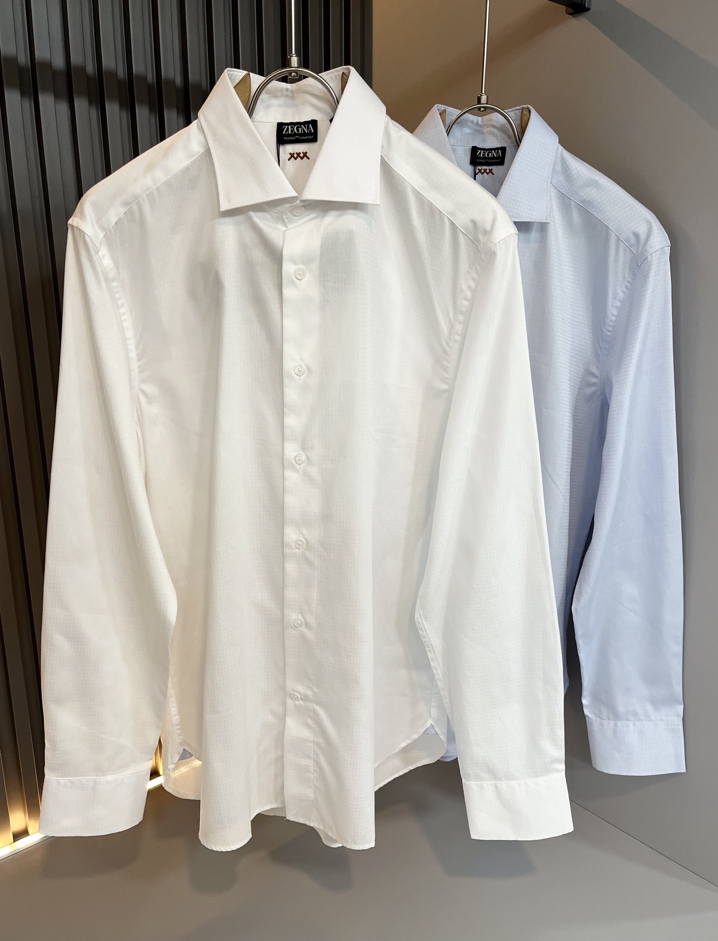 NO:507157,Ermenegildo Zeg*aJia New men's shirt early autumn, foreign trade company order!  Customer-supplied poplin cotton material, it is one of the classic exclusive fabrics of Zenia!  The texture is light, soft and delicate, but the shape is straight and stylish!  It adopts a multi-layer structure and has windproof performance. The pockets are decorated with details and are extremely luxurious... Perfectly interpreting high-quality quality. Customized original hardware is available for customers!  Size S-2XL, zegna,alexander wang19860909Ermenegildo Zeg*a杰*亚 早秋新款男士衬衣,外贸公司订单！客供府绸棉材质,是杰尼亚经典的专有织物之一！ 质地轻盈、触感又柔软细腻、但型态又笔挺有型！ 采用多层结构、具备防风性能. 口袋饰有细节、奢华极致… 完美演绎高品质品相.客供定制原版五金！尺码S-2XL,,zegna,alexander wang,Men's clothing