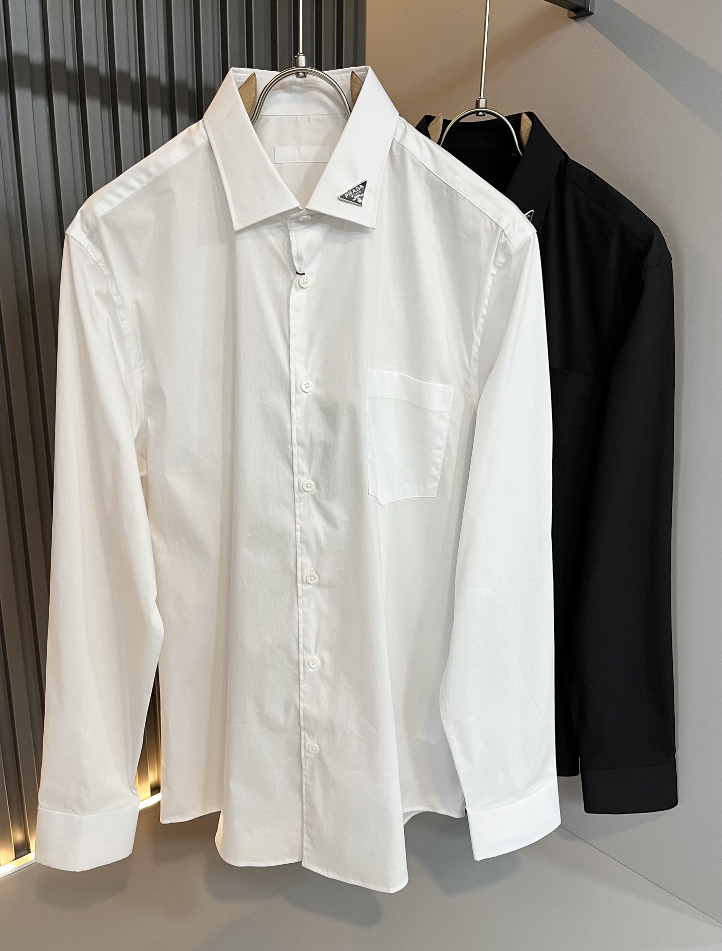 NO:507177,PRAD*A Pu*da early autumn new casual men's shirt, the latest fashionable casual neckline logo hardware modification!  Trading companies have sparse channels and are released on the official website at the same time. The most anticipated high-quality products are coming, with high-end customized poplin cotton material!  Let you feel what is truly high luxury and connotation! This model is made of P-made professionally customized poplin cotton fabric. The surface is neat and smooth and shiny. The texture is obvious through the screen. It perfectly enhances the overall luxury and class, and can get a high-end luxury atmosphere at a glance! Basic regular style cutting, versatile and simple upper body, not picky, and easy to deal with various occasions and environments. It is undoubtedly a must-have item for daily commuting! Size S-2XL, prada, alexander wang19860909PRAD*A普*达早秋新款休闲男士衬衣,最新时尚休闲领口logo五金修饰！贸易公司渠道稀出,同步官网发售,最为期待的精品狠货重磅来袭,高端定制府绸棉材质！让你感受到什么叫真正的高奢有内涵!此款选用了P家专业定制府绸棉面料制成,表面整洁光滑且富有光泽,质感透过屏幕都显而易 完美提升了整体的奢华档次感,一眼就能Get到的高端奢华气息!基础常规的版型裁剪,上身百搭简约不挑人,轻松应对各种场合与环境,属于日常通勤必备的臻品无疑!尺码S-2XL,,prada,alexander wang,Men's clothing