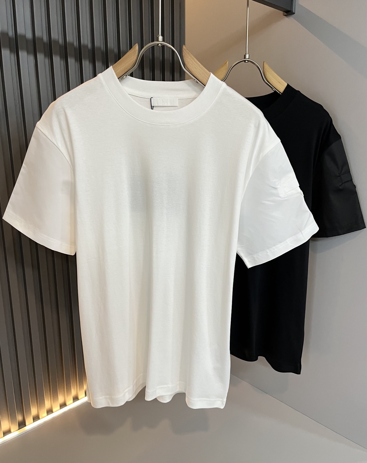 NO:510774,PRAD*A Pu*da 2025 spring and summer new short-sleeved T-shirt, the latest model is exclusively available on the entire network!  !  ~ It is classic and fashionable and versatile, who doesn’t like it? It will show the classic again. It is very pleasing to the eye and comes with a low luxury halo and recognition!  Pr*da's traditional brand concept and modern advanced technology are perfectly combined. Coupled with the extremely modern and simple design, P-family exclusive logo pattern hardware design!  Customized 100% imported pure cotton fabric!  The texture of this model is quite touching, the specifications and grades are known with tentacles. The degree of delicateness and breathability are top-notch!  Size M-3XL, prada, T-shirt,tees, t-shirt,alexander wang19860909PRAD*A普*达2025春夏新款短袖T恤,最新款全网独家首上！！~既经典有时尚百搭,谁不爱啊,将经典再次展现,非常的耐看,自带低奢光环与辨识度！Pr*da传统的品牌理念和现代化的先进技术进行了完美结合.加上极其现代摩登风范的简约设计,p家专属logo图案五金设计！定制百分百进口纯棉面料！此款的质感相当感人 触手便知规格档次 细腻程度与透气效果堪称顶级！尺码M-3XL,,prada,T-shirt,tees，t-shirt,alexander wang,Men's clothing