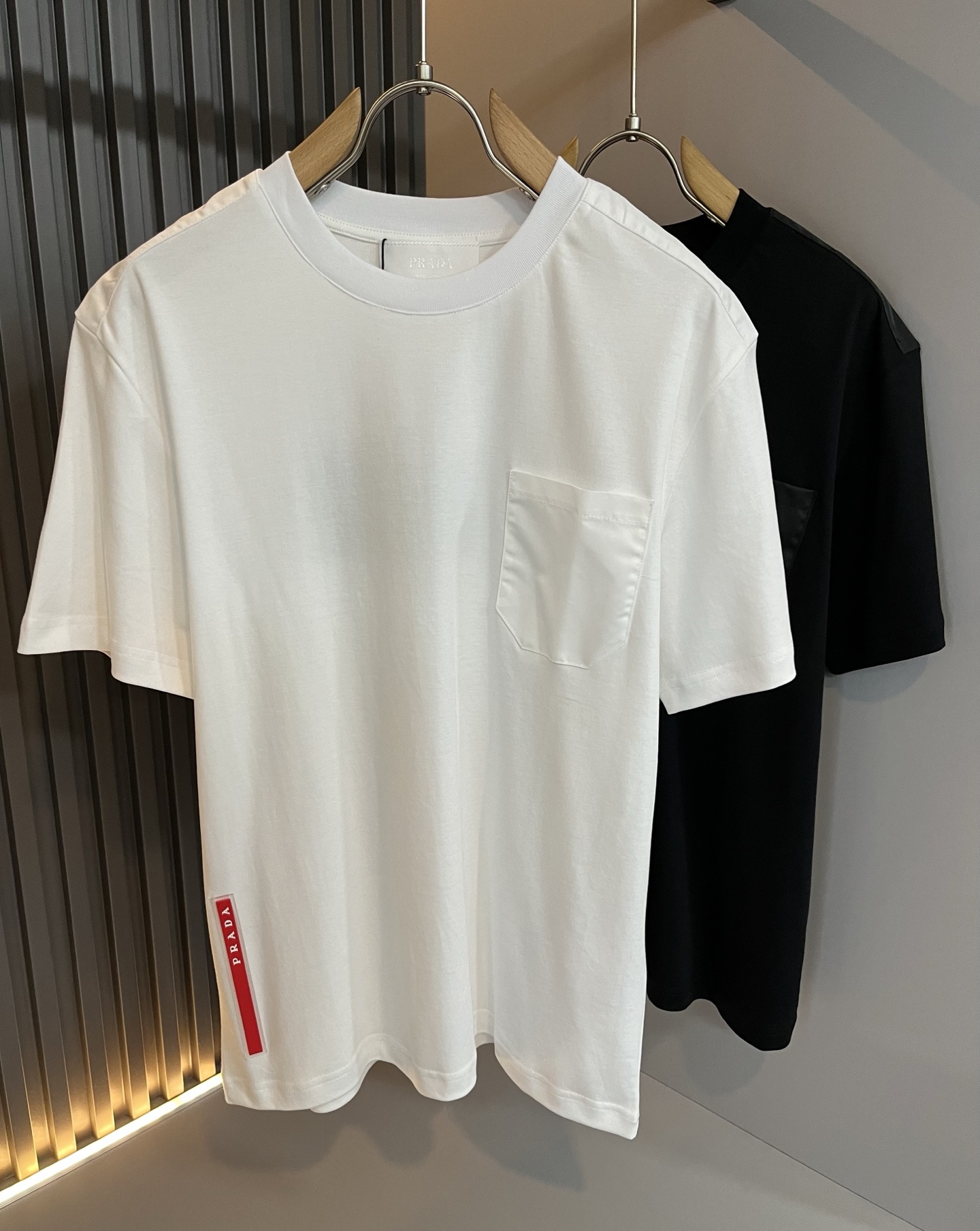 NO:508657,PRAD*A Pu*da 2025 spring and summer new short-sleeved T-shirt, the latest model is exclusively available on the entire network!  !  ~ It is classic and fashionable and versatile, who doesn’t like it? It will show the classic again. It is very pleasing to the eye and comes with a low luxury halo and recognition!  Pr*da's traditional brand concept and modern advanced technology are perfectly combined. Coupled with the extremely modern and simple design, P-family exclusive logo pattern hardware design!  Customized 100% imported pure cotton fabric!  The texture of this model is quite touching, the specifications and grades are known with tentacles. The degree of delicateness and breathability are top-notch!  Size M-3XL, prada, T-shirt,tees, t-shirt,alexander wang19860909PRAD*A普*达2025春夏新款短袖T恤,最新款全网独家首上！！~既经典有时尚百搭,谁不爱啊,将经典再次展现,非常的耐看,自带低奢光环与辨识度！Pr*da传统的品牌理念和现代化的先进技术进行了完美结合.加上极其现代摩登风范的简约设计,p家专属logo图案五金设计！定制百分百进口纯棉面料！此款的质感相当感人 触手便知规格档次 细腻程度与透气效果堪称顶级！尺码M-3XL,,prada,T-shirt,tees，t-shirt,alexander wang,Men's clothing