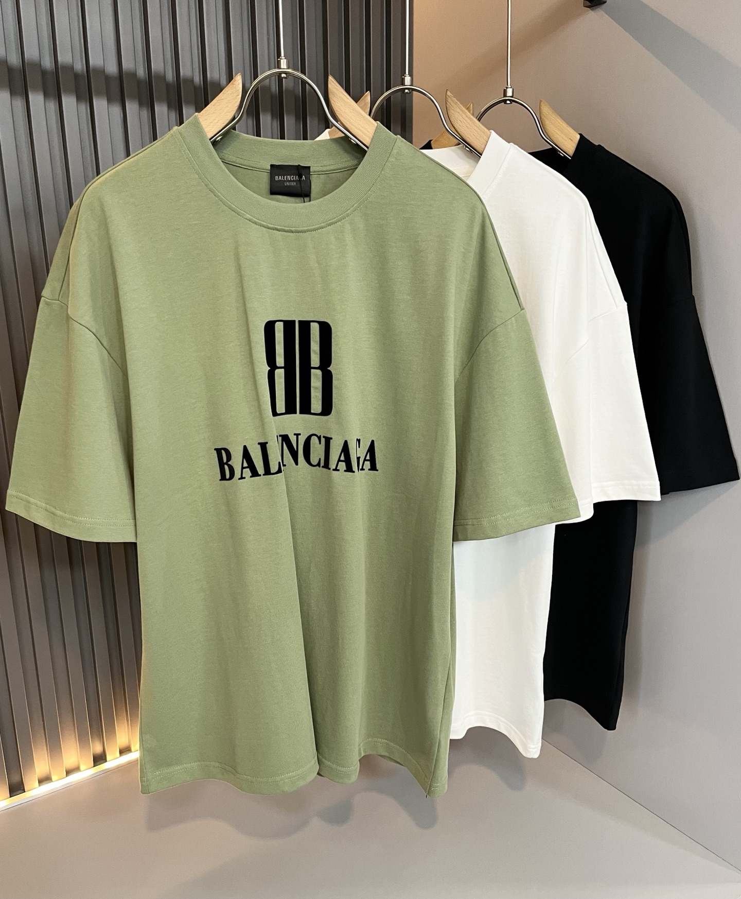 NO:509424,BALENCI*GA Paris* Home 2025 Spring and Summer New Men and Women's Same Short-Sleeve T-shirt!  Fashionable casual short-sleeved T-shirt with catwalk pattern prints!  Design logo glue pressing design!  The most designed and selected customer-supplied 280g pure cotton fabric, which feels soft and skin-friendly, is comfortable and breathable, and you can’t picky about the real thing!  Loose, small, shoulder-dead round neck cut, genderless couple mixed styles, opening up a new fashion charm!  Differentiate the market version of the high-end custom series!  Size S-2XL, balenciaga, T-shirt,tees, t-shirt,alexander wang19860909BALENCI*GA巴黎*家 2025春夏新款男女同款短袖T恤！走秀图案印花时尚休闲短袖T恤衫！设计logo压胶设计！极具设计精选客供280g纯棉面料,手感柔软亲肤,着身舒适透气性都无法挑剔,实物绝对会让你爱不释手！宽松小落肩的圆领版型裁剪,无性别主义的情侣混穿款式,打开全新的时装新韵味！区别市场版本高定系列！尺码S-2XL,,balenciaga,T-shirt,tees，t-shirt,alexander wang,Men's clothing