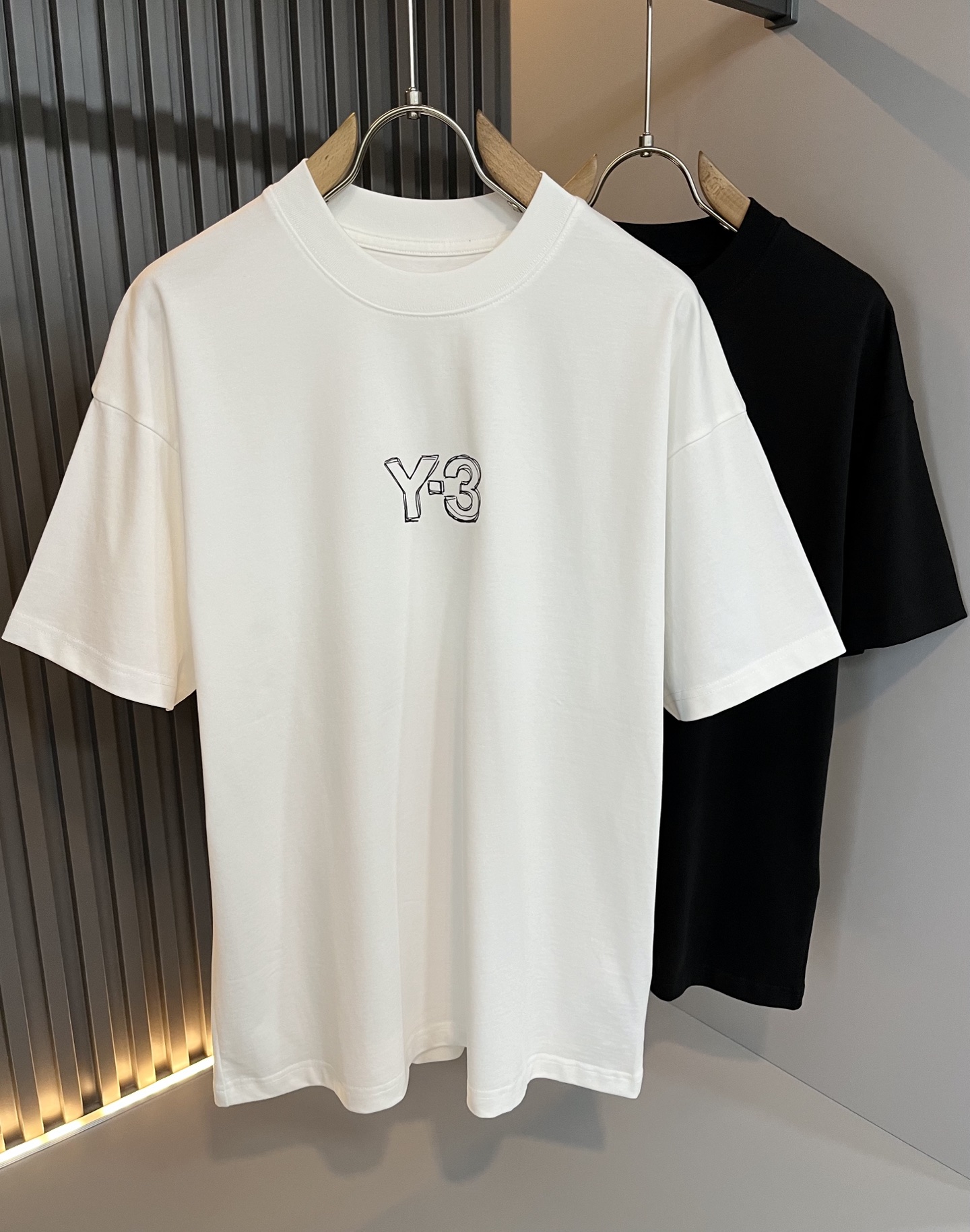 NO:508666,Y-3 Yamamoto *Yoji 2025 spring and summer new product for men and women the same style for old washing water short-sleeved T-shirt, one fabric has a very comfortable upper body. You must have it, and the counter is synchronized. The Y-3 letter logo print design for front and back of the body!  Trading company channel, fashionable and stylish upper body, full of energy!  Customized original 260g pure cotton fabric!  The feel is delicate and silky, and the texture gives you the ultimate wearing experience, without any weight bearing, and it also has strong breathable and quick drying. It is really an excellent choice in the hot summer!  The luxurious and attractive color scheme is full of the atmosphere of a big brand, the visual effect is unparalleled, the color fastness is impeccable, and the unique words are more pleasing to the eye-catching fashion charm!  The precise three-dimensional style is cut, and the upper body is super fashionable and stylish, creating a different street sports style!  Size M-3XL, T-shirt,tees,t-shirt,alexander wang19860909Y- 3山本*耀司 2025春夏新品男女同款做旧洗水短袖T恤 ,一面料上身舒适感非常好.炸街必须要拥有它,专柜同步.衣身前后Y-3字母logo印花设计！贸易公司渠道,上身时尚有型,精气神十足！定制原版260克纯棉面料！手感细腻丝滑,质感给你带来极致的穿着体验,毫无负重感,同时也极具强大的透气速干性,真是炎炎夏日里的绝佳之选！奢华耐看的配色充满了大牌气息,视觉效果无与伦比,色牢度更是无懈可击,独特的字样更养眼的时尚魅力值！精准立体的版型裁剪,上身超级时髦有型,打造出不一样的街头运动范儿！尺码M-3XL,,T-shirt,tees，t-shirt,alexander wang,Men's clothing