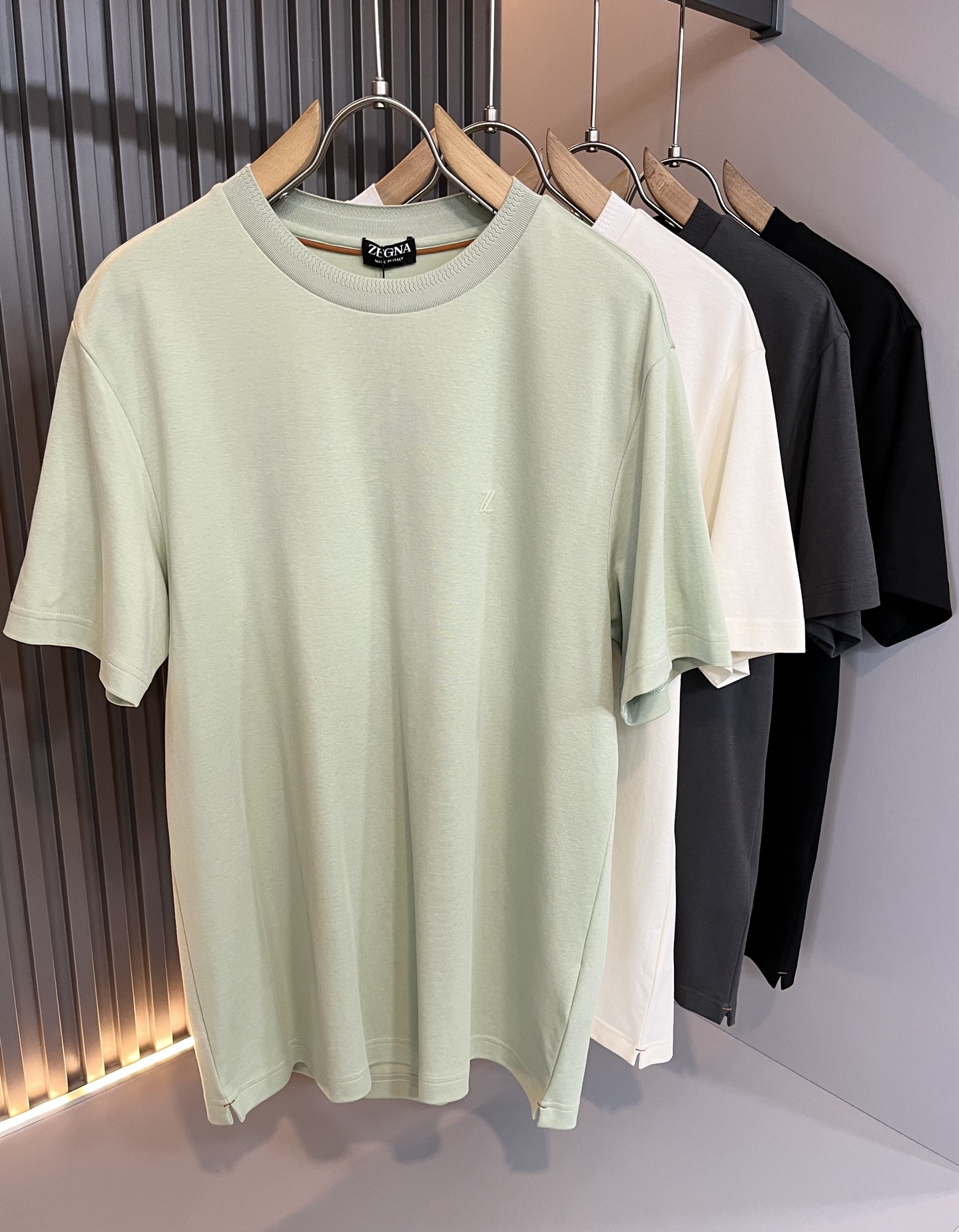 NO:507171,Ermenegildo Zeg*aJia Spring and summer new products for men's short-sleeved casual short-sleeved T-shirt, foreign trade company orders!  It is one of the classic exclusive fabrics of Zenia!  Customized original cotton fabric!  Embroidery design on chest logo pattern!  The texture is warm, the touch is soft and delicate, but the shape is straight and stylish!  Details, luxury, perfect interpretation of high-quality quality. Size M-5XL, zegna, T-shirt,tees, t-shirt,alexander wang19860909Ermenegildo Zeg*a杰*亚 春夏新品男士短袖休闲短袖T恤,外贸公司订单！是杰尼亚经典的专有织物之一！ 定制原版纯棉面料！胸前logo图案刺绣设计！质地保暖,触感又柔软细腻、但型态又笔挺有型！ 细节、奢华极致… 完美演绎高品质品相.尺码M-5XL,,zegna,T-shirt,tees，t-shirt,alexander wang,Men's clothing