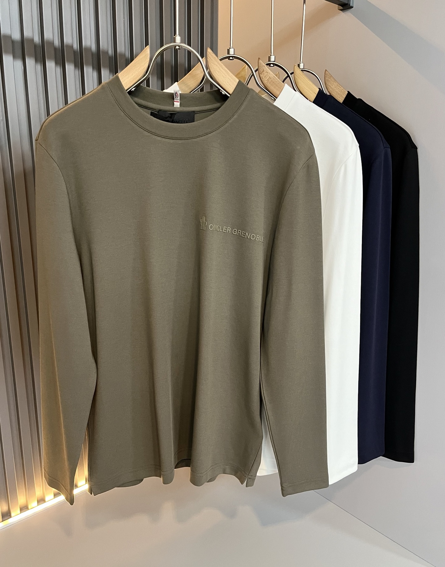 NO:507128,Moncler Mengjia New autumn and winter trade order long-sleeved base shirt, full quality!  !  Internet celebrity style!  The craftsmanship adopts the chest logo pressing design!  The upper body is comfortable and breathable, not stiff, and the overall three-dimensional feeling is rich. Quality export orders, customized exclusive long-length cotton fabric tailoring to meet the simple needs of commuters for dressing. The upper body is very effective, it looks slim and not picky about the figure. The fabric workmanship... Improper, good craftsmanship can make you look good and tasteful, a must-have item for everyone!  Size M-3XL, alexander wang19860909Moncler蒙家 秋冬新款贸易订单长袖打底衫,全品相！！网红款！工艺采用胸前logo压胶设计！上身舒适透气,不僵硬,整体有着丰富的立体感,品质出口订单,定制专属长绒棉面料剪裁,满足通勤人们对于着装的简约需求,上身效果很好,显瘦,不挑剔身材.面料做工....无可挑剔,好工艺好面料才能穿出好品味一款,人手必备单品！尺码M-3XL,,alexander wang,Men's clothing