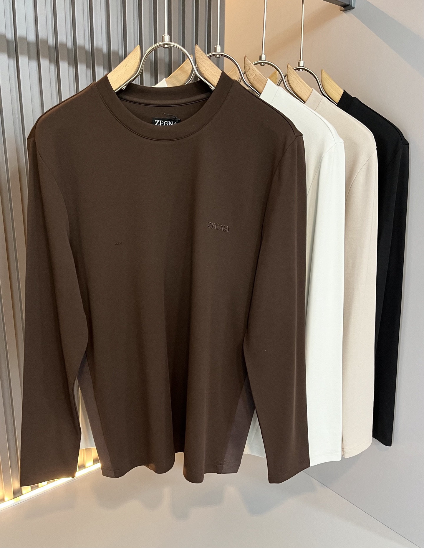 NO:507162,Ermenegildo Zeg*aJia New autumn and winter products for men's short-sleeved casual short-sleeved T-shirts, foreign trade company orders!  It is one of the classic exclusive fabrics of Zenia!  Customized original cotton fabric!  Embroidery design on chest logo pattern!  The texture is warm, the touch is soft and delicate, but the shape is straight and stylish!  Details, luxury, perfect interpretation of high-quality quality. Size M-3XL, zegna, T-shirt,tees, t-shirt,alexander wang19860909Ermenegildo Zeg*a杰*亚 秋冬新品男士短袖休闲短袖T恤,外贸公司订单！是杰尼亚经典的专有织物之一！ 定制原版纯棉面料！胸前logo图案刺绣设计！质地保暖,触感又柔软细腻、但型态又笔挺有型！ 细节、奢华极致… 完美演绎高品质品相.尺码M-3XL,,zegna,T-shirt,tees，t-shirt,alexander wang,Men's clothing