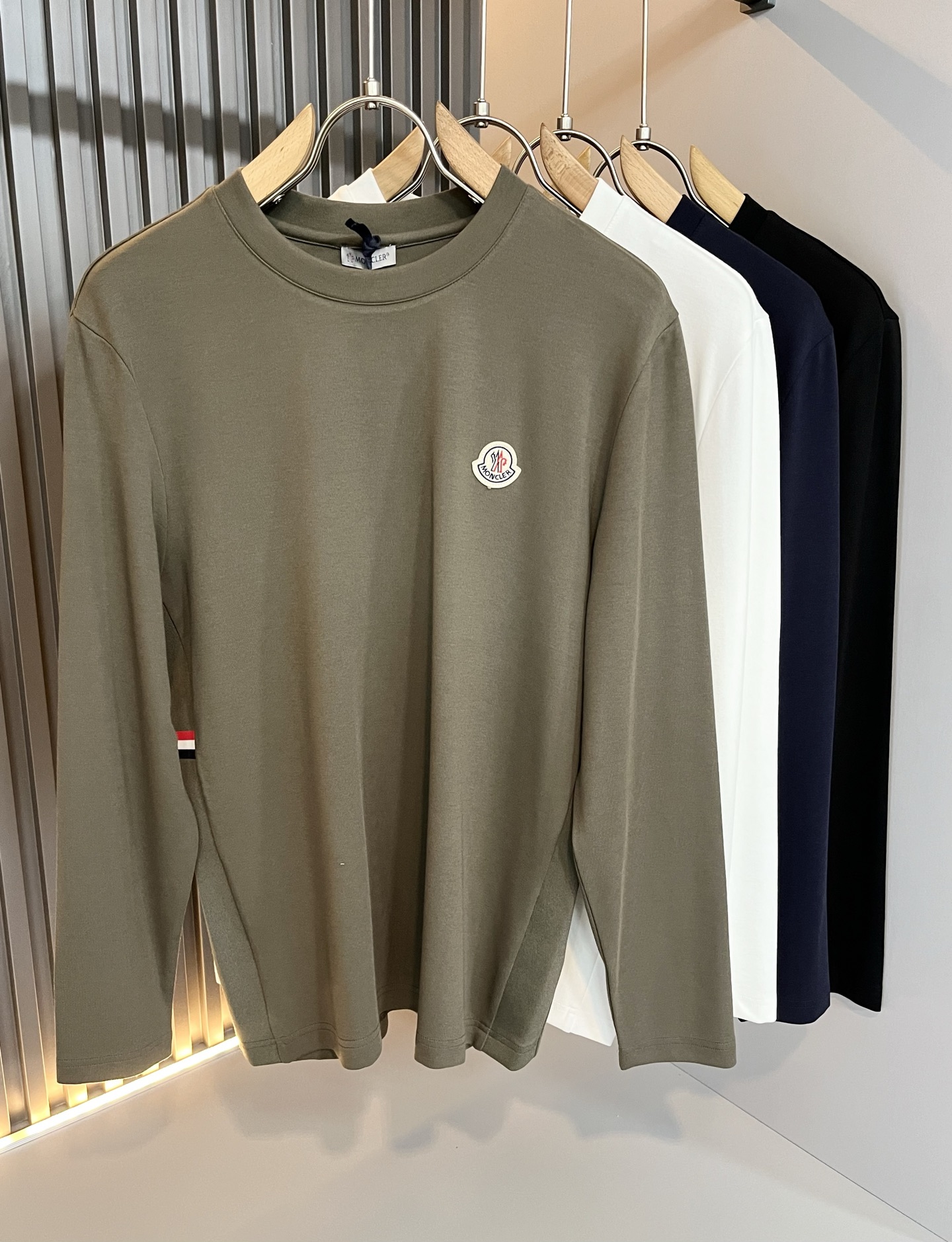 NO:507147,Moncler Mengjia New autumn and winter trade order long-sleeved base shirt, full quality!  !  Internet celebrity style!  The craftsmanship adopts the chest logo pressing design!  The upper body is comfortable and breathable, not stiff, and the overall three-dimensional feeling is rich. Quality export orders, customized exclusive long-length cotton fabric tailoring to meet the simple needs of commuters for dressing. The upper body is very effective, it looks slim and not picky about the figure. The fabric workmanship... Improper, good craftsmanship can make you look good and tasteful, a must-have item for everyone!  Size M-3XL, alexander wang19860909Moncler蒙家 秋冬新款贸易订单长袖打底衫,全品相！！网红款！工艺采用胸前logo压胶设计！上身舒适透气,不僵硬,整体有着丰富的立体感,品质出口订单,定制专属长绒棉面料剪裁,满足通勤人们对于着装的简约需求,上身效果很好,显瘦,不挑剔身材.面料做工....无可挑剔,好工艺好面料才能穿出好品味一款,人手必备单品！尺码M-3XL,,alexander wang,Men's clothing