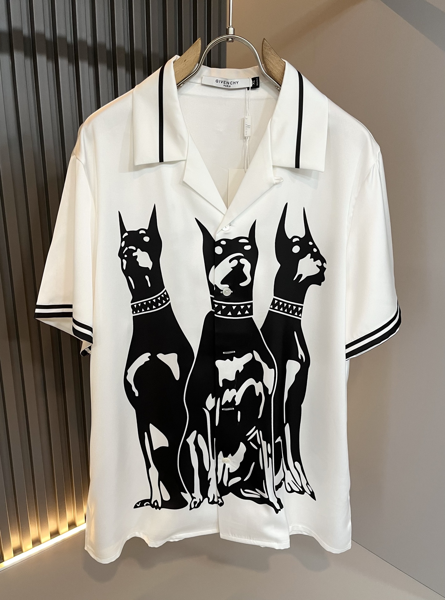 NO:507167,Giv*chy/Ji*xi Spring and Summer New Men's and Women's Same Casual Pajama Set, the main creator has injected new fashion energy into fashion. By exploring various themes and sexy charm, it is highly recognizable and leads the new street fashion trend. This model is the exclusive outstanding design element of G's home, designing logo pattern printing design!  Perfect fusion, clear and restored patterns, showing the elegant style of the brand. The original silk material is made of, the fabric is firm and high-end, and the upper body can be easily controlled, showing the casual and fashionable charm. Size M-3XL, gucci, alexander wang19860909Giv*chy/纪*希春夏新款男女同款休闲睡衣套装,主创时尚注入了全新时尚能量.通过探索各种题材和性感魅力,极具辨识度,引领全新街头时尚潮流.该款是G家独家的出彩设计元素,设计标识logo图案印花设计！完美融合,图案清晰还原度极高,彰显品牌优雅格调.选用原版丝绸材质,面料紧实高级,上身均可轻松驾驭,展现休闲自在时尚魅力.尺码M-3XL,,gucci,alexander wang,Men's clothing