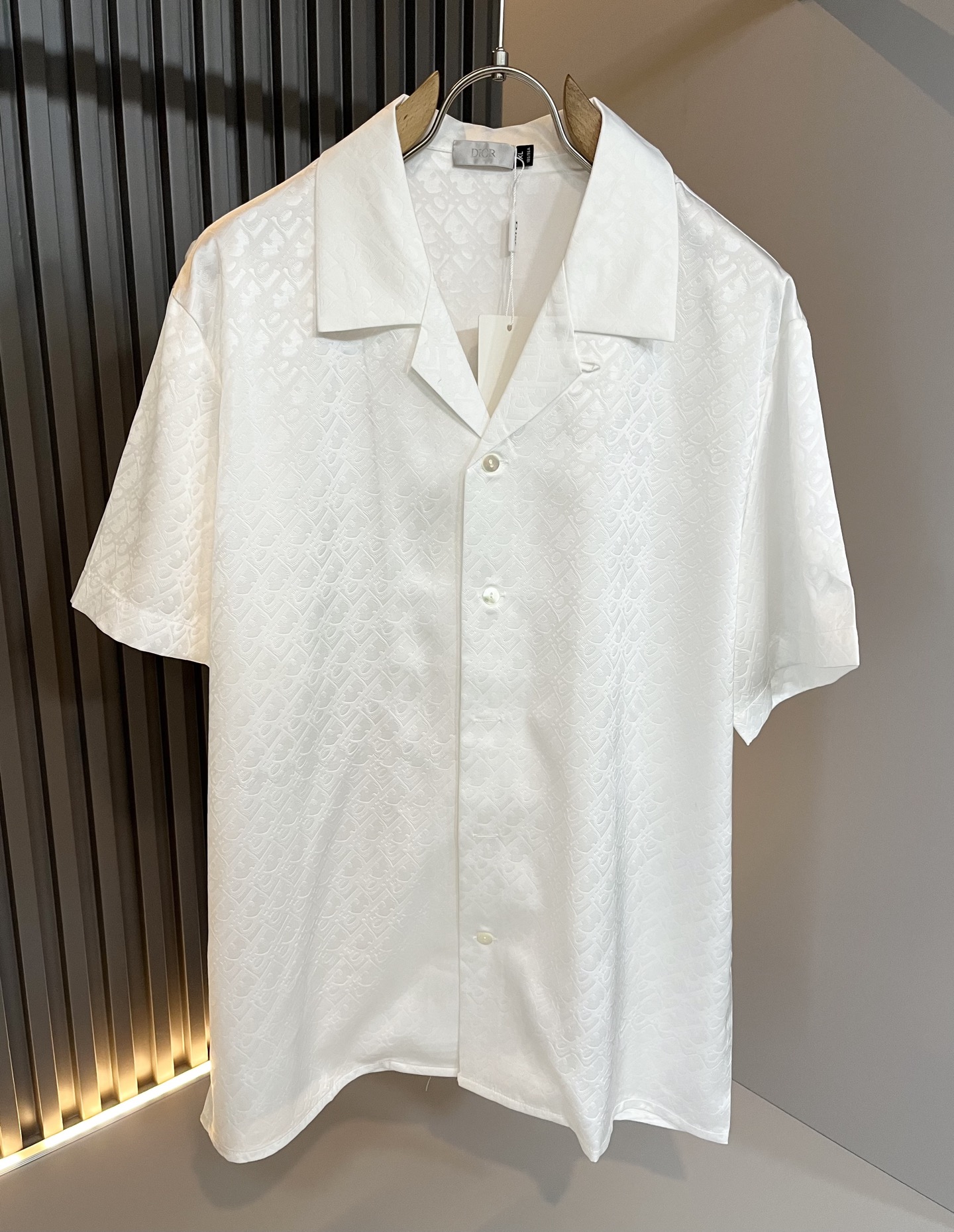 NO:507137,Dio*r Di*Ao Chunsu New Men's and Women's Pajamas Casual Set, Trading Company Channels are available and released simultaneously on the official website. The most anticipated high-quality products are coming, making you feel what real high luxury is and connotation! This set is made of D's special silk fabric, full of brand style!  The surface is neat and smooth and shiny, and the texture is obvious through the screen. It is the most enjoyable wearing experience! It perfectly enhances the overall luxury and class, and can get a high-end luxury atmosphere at a glance! Basic regular style cutting, versatile and simple upper body, and is easy to deal with various occasions and environments. It is undoubtedly a must-have item for daily commuting! Size M~3XL,,dior,dior,alexander wang19860909Dio*r迪*奥春夏新品男女同款睡衣休闲套装,贸易公司渠道稀出,同步官网发售,男神女神最为期待的精品狠货重磅来袭,让你感受到什么叫真正的高奢有内涵!此款套装选用D家专用丝绸面料制成,满满的品牌风格！表面整洁光滑且富有光泽,质感透过屏幕都显而易 见,你最为享受的穿着体验! 完美提升了整体的奢华档次感,一眼就能Get到的高端奢华气息!基础常规的版型裁剪,上身百搭简约不挑人,轻松应对各种场合与环境,属于日常通勤必备的臻品无疑!尺码M～3XL,,dior,dior,alexander wang,Men's clothing