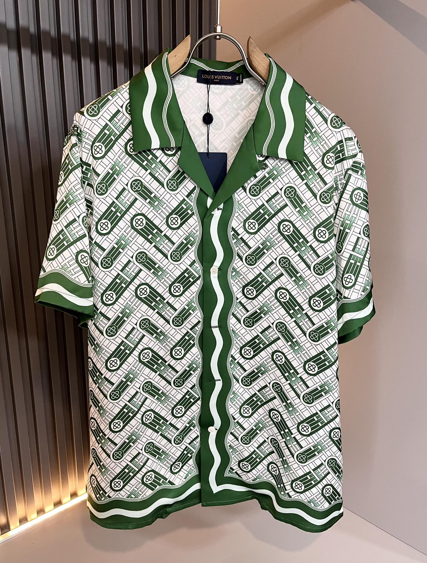 NO:507152,Louis Vuit*on The new Monogram series of Louis Family Spring and Summer!  Light luxury casual suit, pajamas set for the same style for men and women!  The new high-end Louis family has always been so flawless, and creative designs are emerging one after another. If you don’t buy a few Louis items this spring and summer, you can’t be considered a fashion expert. Monogram logo design for clothes!  Custom silk fabric!  The iconic elements of Louis are really something that everyone loves. They are super soft and resilient, from world-class trade-level OEM channels, with extremely rare quantity and no help after selling out. Monogram three-dimensional logo presents an extraordinary texture, clean and neat. This is the Louis family's unique skill and the latest craftsmanship this quarter. The degree of meticulousness has reached the top, and the loose cut style design is unique. It is a fusion of luxury and fashion!  Size M-3XL, louis vuitton,louis vuitton,alexander wang19860909Louis Vuit*on 路易家族 春夏新款Monogram系列！轻奢休闲套装,男女同款睡衣套装！路易家族的新高端,细节品质永远的那么完美无瑕,创意设计层出不穷.今年春夏季节没有入手几件路易你算不上时尚达人.衣身Monogram 标识logo图案设计！定制丝绸面料！诠释路易的标志性元素,实属人见人爱的东西.超级柔软且具有韧性,来自世界级贸易级别的代工厂渠道,数量极其稀少售完无补.Monogram立体Logo呈现不一般的质感,干净俐落.这是路易家族的看家绝活也是本季度的最新工艺.细致化程度已经达到顶端了,宽松剪裁的版型设计堪称一绝.属于奢华与时尚的融合！尺码M-3XL,,louis vuitton,louis vuitton,alexander wang,Men's clothing