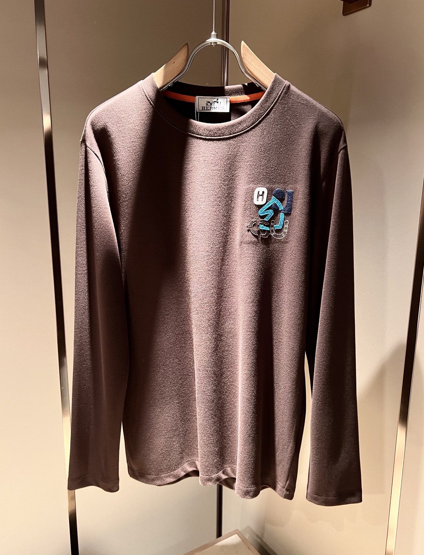 NO:507168,Her*mes autumn and winter new men's long-sleeved base T-shirt, a brand new upgraded versatile basic style, low-key and luxurious, and a choice of character!  Select high-quality and selected pure cotton fabrics!  Created, enjoy a relaxed and comfortable wearing experience, with super vertical performance, and has a strong sense of art. The iconic logo embroidery craftsmanship is designed with meticulous craftsmanship and high recognition, showing the new brand micro-label culture!  Classic perfect design, precise and in place for cutting. Simple and atmospheric style, and can show fashionable charm in daily leisure life. Size M-3XL, tees, t-shirt, alexander wang19860909Her*mes爱*仕秋冬新款男士长袖打底T恤,全新升级百搭基础款,低调奢华,品格之选！甄选优质精选纯棉面料！打造而成,享受轻松自在的穿着体验,有着超强的垂直性能 艺术感极强标志性logo刺绣工艺设计,工艺细致,辨识度极高,展现全新品牌微标文化！经典完美版型设计,在裁剪上精准到位.简约大气风格,又能在日常休闲生活中展现时尚魅力.尺码M-3XL,,tees，t-shirt,alexander wang,Men's clothing