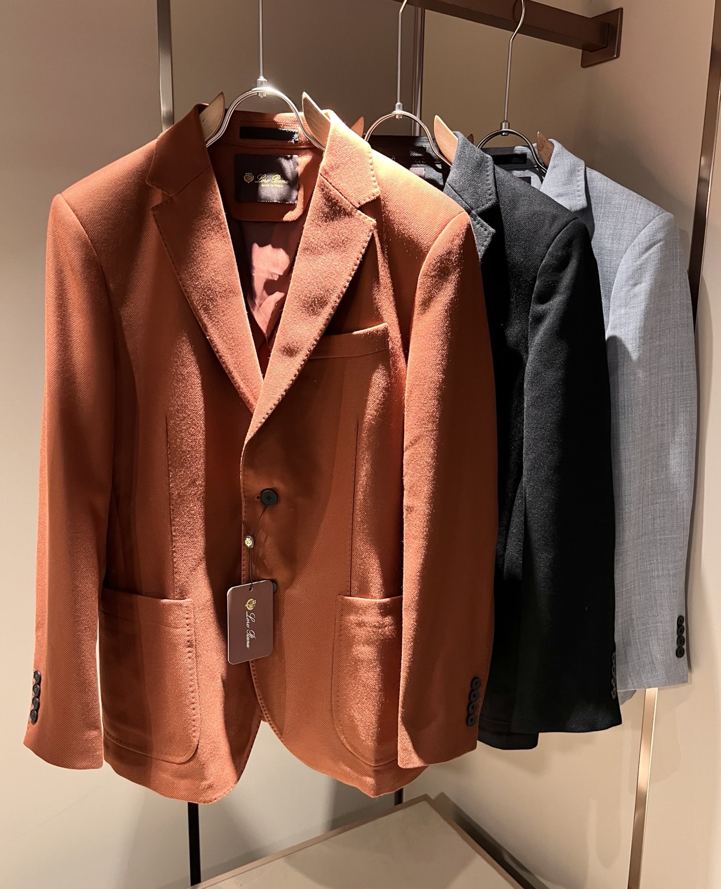 NO:507172,Loro Piana Nouyou Pianya autumn and winter men's blazer, the latest trade orders and all the quality!  !  Internet celebrity style!  The upper body is comfortable and breathable, not stiff, and the overall three-dimensional feeling is rich. Quality export orders, customized exclusive wool fabric tailoring to meet the simple needs of commuters for dress. The upper body is very effective, it looks slim and not picky about the figure. The fabric workmanship... Improper, good craftsmanship can make you look good and tasteful, a must-have item for everyone!  Size M-3XL, loro piana, jackets & coats, business suit, alexander wang19860909Loro Piana诺悠翩雅 秋冬男士西装外套,最新的贸易订单全品相！！网红款！上身舒适透气,不僵硬,整体有着丰富的立体感,品质出口订单,定制专属羊毛面料剪裁,满足通勤人们对于着装的简约需求,上身效果很好,显瘦,不挑剔身材.面料做工....无可挑剔,好工艺好面料才能穿出好品味一款,人手必备单品！尺码M-3XL,,loro piana,jackets & coats,business suit,alexander wang,Men's clothing