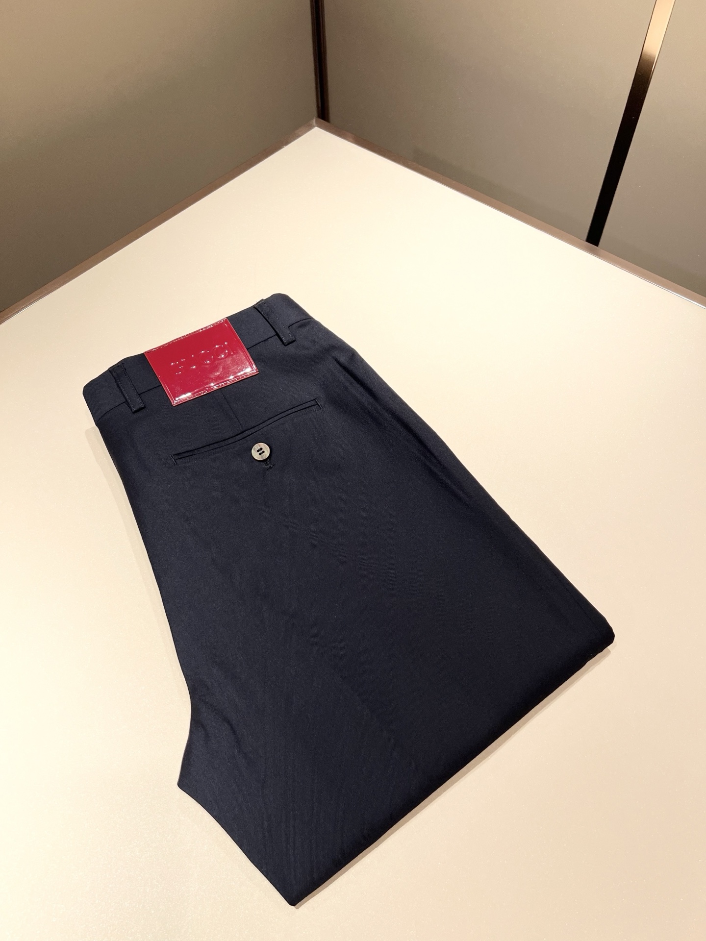 NO:507139,GUC*I Gujia New Spring and Summer Fashion Business Casual Trousers, the casual trousers material is made of 98 cotton.2 spandex, twill texture.... It shows the natural drape of the trousers outlines the unrestrained and elegant. It is more comfortable to wear in daily life, and the anti-wrinkle fabric shows natural elegance, adding a casual and fashionable feeling to the overall look!  Elegance may be everywhere, but it always meets us unexpectedly. Men's elegance can also be a weird and difficult to touch that subverts imagination. It is compatible and full of surprise highlights, and customized original logo hardware design!  Breaking the tailoring and design of traditional men's trousers, the perfect match undertaken. Size 29-38, gucci, gucci, alexander wang19860909GUC*I古家 春夏新款时尚商务休闲西裤,休闲西裤物料选用98棉.2氨纶 ,斜纹肌理....展现西裤自然垂坠感勾勒出自若与儒雅.日常穿着更加舒适,抗皱面料展现天生优雅,令整体造型增添随性时尚感！优雅或许无处不在,却总在不经意间与我们不期而遇,男士优雅也可以是颠覆想象的古怪又难以触摸.兼容并蓄,充满惊喜的亮点展现,定制原版logo五金设计！打破传统男士西裤的剪裁和设计,承接的完美搭配 .尺码29-38,,gucci,gucci,alexander wang,Men's clothing