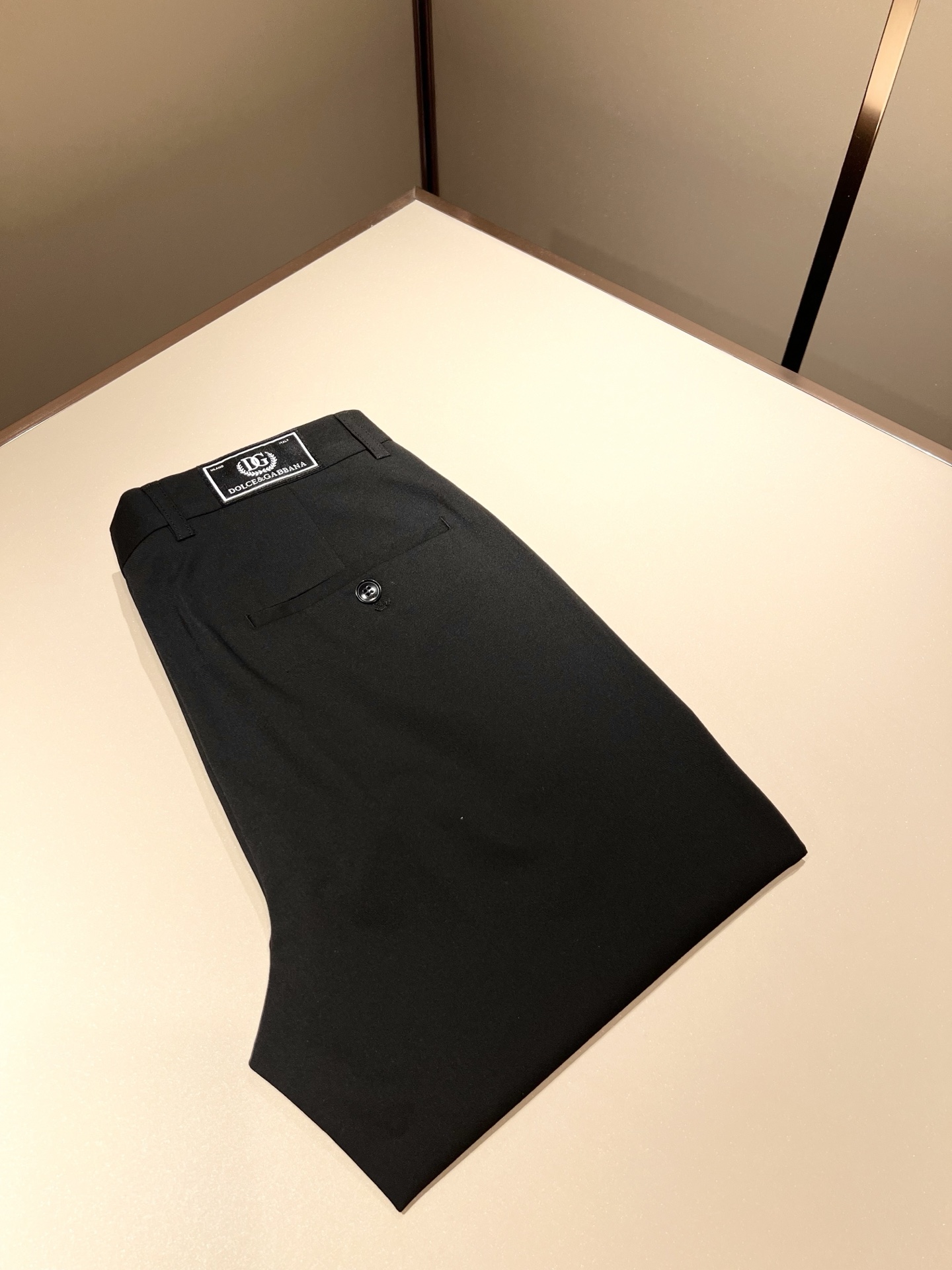 NO:507144,Dolce&Gabba*a Spring and summer new cotton blended spandex versatile trousers, classic business casual basic trousers for men!  Trading companies have sparse channels and are on sale on the leading official website!  A pair of pants with both design value and practical wearability are both online, taking into account the sense of fashion, and it is undoubtedly the best item for P this year!  The fabric is wrinkle-resistant and light and easy to handle, with a thin, silky and delicate feel, and has excellent breathable, moisture-absorbing and quick-drying performance. The upper body has its own cooling effect. It is definitely the best choice in a summer wardrobe. Getting the real thing will definitely give you the desire to repurchase it!  The basic suit pants style and the right cutting process are excellent inclusive for the body. They can well modify the leg shape and visually make your legs look longer and straighter, adding a lot to your appearance and aura!  Customized YKK metal zippers, customized original logo hardware accessories for customization!  The iconic classic marking hardware badge patches on the back are self-evident, and the recognition and luxury are self-evident, and the sense of identity is low-key!  A classic with a versatile foundation can be easily dealt with in business and leisure, and there is no reason to not buy it!  Size 29-38, Dolce & Gabbana, Dolce & Gabbana, business suit, alexander wang19860909Dolce&Gabba*a 杜嘉*纳 春夏新款棉质混纺氨纶百搭西裤,男士经典商务休闲基础长裤西裤！贸易公司渠道稀出,领先官网发售！设计值与实穿性均在线的一款裤装,兼顾时尚感的同时,绝对算得上是今年P家最佳单品无疑！面料抗皱轻盈好打理,手感轻薄丝滑细腻,拥有着极佳的透气吸湿速干性能,上身自带降温功效,绝对是夏日衣橱中不二之选,实物到手绝对会让你有无限回购的渴望！基础的西装裤版型,恰到好处的裁剪工艺,对于身材包容性极好,能够很好的修饰腿型,在视觉上显腿长显腿直,为你的颜值与气场加分不少！客供定制YKK金属拉链,定制原版logo五金辅料修饰！后幅标志性经典标五金徽章贴饰,其辨识度与奢华感不言而喻,低调中不失身份感！百搭基础的经典,商务休闲皆可轻松应对,根本找不到不入手的理由！尺码29-38,,Dolce&Gabbana,Dolce&Gabbana,business suit,alexander wang,Men's clothing