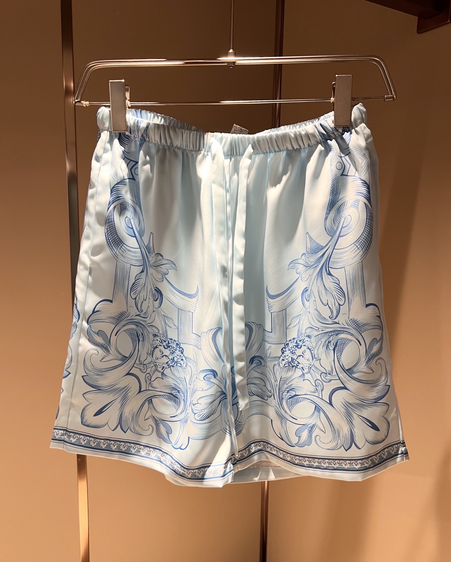 NO:509204,VERS*CE/Fan*zhe 2025 spring and summer new product original single pajama silk set VERS*CE/Fan*zhe Trading company channel product value recommendation, panoramic printed letter logo pattern decoration is extremely exquisite to highlight the gradient effect!  The heavy craftsmanship is created with a strong sense of three-dimensionality, and only advanced German equipment can be made, highlighting the invincible visual luxury, with a very high craftsmanship level and a very important craftsmanship!  Customer-supplied imported silk fabrics, excellent skin-friendly, extremely perfect details, impeccable, excellent upper body effect, very eye-catching, unquestionable, excellent return rate, excellent items in the closet to improve vision, are very handsome, whether they are worn inside or alone. Size M-3XL, versace, real silk, alexander wang19860909VERS*CE/范*哲 2025春夏新品原单睡衣真丝套装VERS*CE/范*哲 贸易公司渠道 产品 值的推荐 ,全景印花字母logo图案装饰极为精致凸显渐变效果！重磅工艺打造,立体感极强,唯有德国先进设备方能制作,凸显了视觉无敌的震撼奢华,工艺水准极高,非常重工匠心！客供进口真丝面料,亲肤性绝佳,细节极致完美,无可挑剔,上身效果非常出色,非常招眼吸睛,回头率毋庸置疑,衣橱里改良视觉的绝佳单品,无论内搭还是单穿都爆帅十足.尺码M-3XL,,versace,real silk,alexander wang,Men's clothing