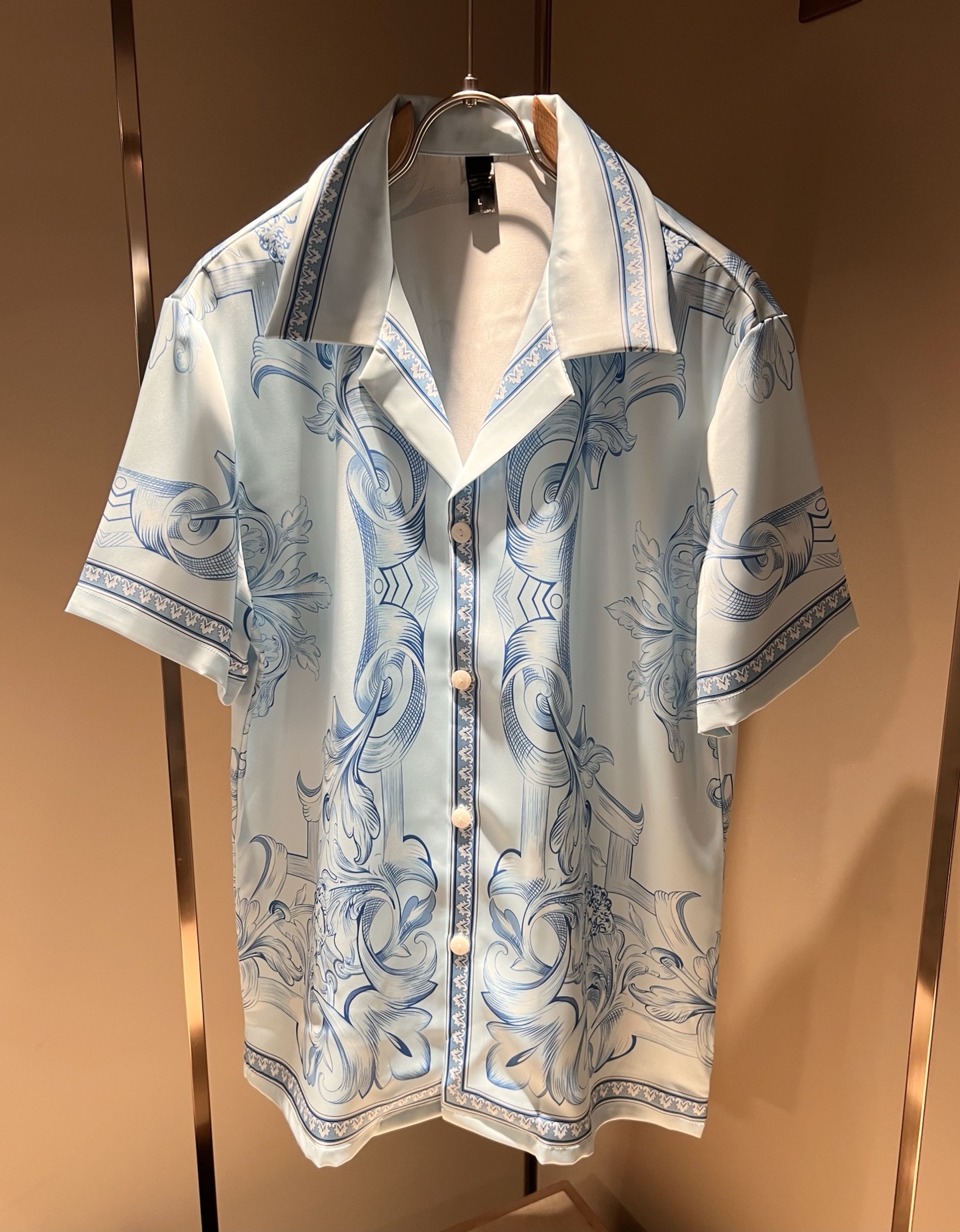 NO:507154,VERS*CE/Fan*zhe Spring and summer new product original single pajama silk set VERS*CE/Fan*zhe Trading company channel Product value recommendation, panoramic printed letter logo pattern decoration is extremely exquisite to highlight the gradient effect!  The heavy craftsmanship is created with a strong sense of three-dimensionality, and only advanced German equipment can be made, highlighting the invincible visual luxury, with a very high craftsmanship level and a very important craftsmanship!  Customer-supplied imported silk fabrics, excellent skin-friendly, extremely perfect details, impeccable, excellent upper body effect, very eye-catching, unquestionable, excellent return rate, excellent items in the closet to improve vision, are very handsome, whether they are worn inside or alone. Size M-3XL, versace, real silk, alexander wang19860909VERS*CE/范*哲 春夏新品原单睡衣真丝套装VERS*CE/范*哲 贸易公司渠道 产品 值的推荐 ,全景印花字母logo图案装饰极为精致凸显渐变效果！重磅工艺打造,立体感极强,唯有德国先进设备方能制作,凸显了视觉无敌的震撼奢华,工艺水准极高,非常重工匠心！客供进口真丝面料,亲肤性绝佳,细节极致完美,无可挑剔,上身效果非常出色,非常招眼吸睛,回头率毋庸置疑,衣橱里改良视觉的绝佳单品,无论内搭还是单穿都爆帅十足.尺码M-3XL,,versace,real silk,alexander wang,Men's clothing