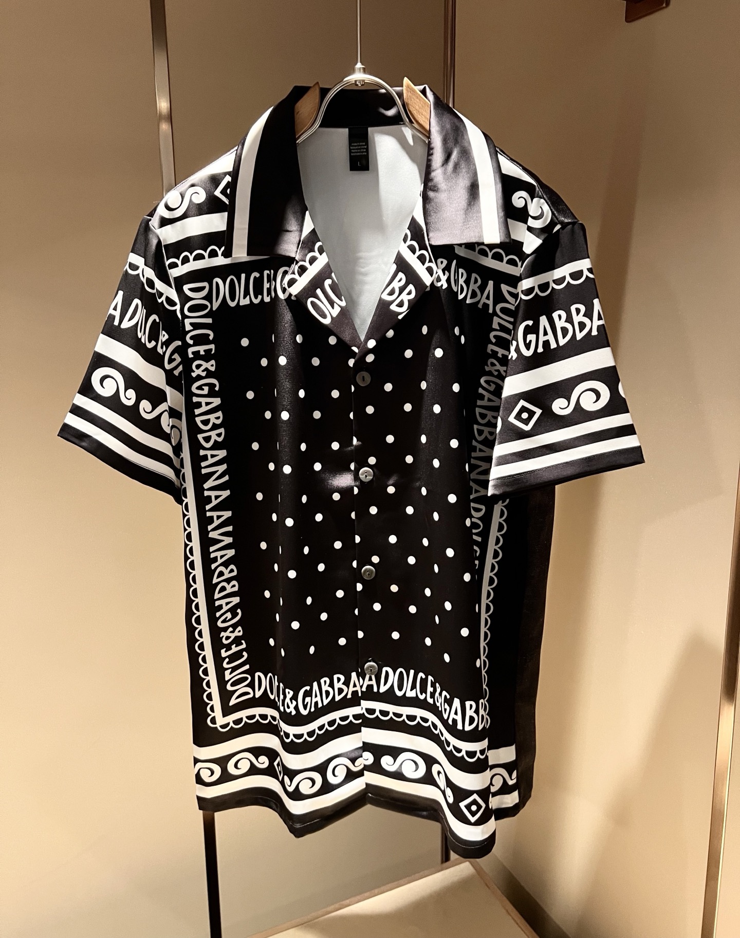 NO:517321,Dolce&Gabba*a 2025 spring and summer new men and women pajamas set, available at the same time in the counter!  Customized exclusive silk cotton fabric, with letter logo pattern printing technology design on the chest!  Simple and generous, calm and versatile, extremely high-end, perfectly integrated with fashion and style, a top fashionable style that perfectly suits the outside wear!  The overall feeling is natural!  The ultimate classic versatile short-sleeved T-shirt, the ultimate heavy industry and the ultimate perfection!  Fans who pursue high quality are please buy them by themselves, and all fans who know the goods are invited to appreciate this model together!  !  Size M-3XL, Dolce & Gabbana, Dolce & Gabbana, T-shirt,tees, t-shirt,alexander wang19860909Dolce&Gabba*a 杜嘉*纳2025春夏新款男女同款睡衣套装,专柜同步发售！定制专属丝绸棉面料,胸前字母logo图案印花工艺设计！简约大方,从容百搭,档次极高,完美融入时尚还有风情感一款完美符合外穿的顶尖时髦气质款！整体给人浑然天成的感觉！极致经典的百搭型短袖T恤,极致的重工极致的完美！追求高品质的粉丝们请自行抢购,诚邀所有识货的粉丝一同鉴赏此款！！尺码M-3XL,,Dolce&Gabbana,Dolce&Gabbana,T-shirt,tees，t-shirt,alexander wang,Men's clothing