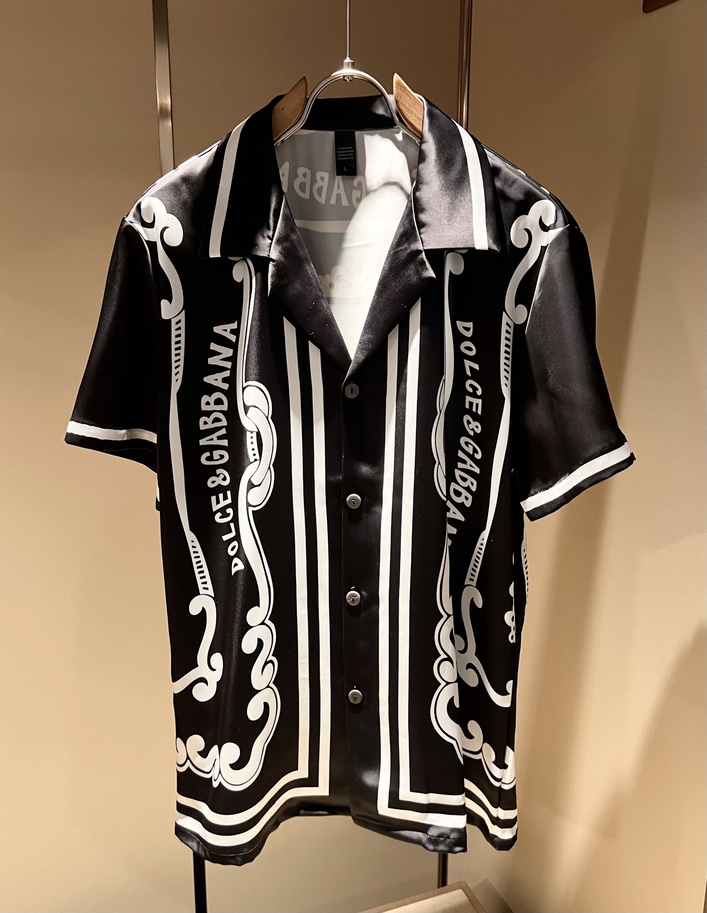 NO:517319,Dolce&Gabba*a 2025 spring and summer new men and women pajamas set, released simultaneously in the counter!  Customized exclusive silk cotton fabric, with letter logo pattern printing technology design on the chest!  Simple and generous, calm and versatile, extremely high-end, perfectly integrated with fashion and style, a top fashionable style that perfectly suits the outside wear!  The overall feeling is natural!  The ultimate classic versatile short-sleeved T-shirt, the ultimate heavy industry and the ultimate perfection!  Fans who pursue high quality are please buy them by themselves, and all fans who know the goods are invited to appreciate this model together!  !  Size M-3XL, Dolce & Gabbana, Dolce & Gabbana, T-shirt,tees, t-shirt,alexander wang19860909Dolce&Gabba*a 杜嘉*纳2025春夏新款男女同款睡衣套装,专柜同步发售！定制专属丝绸棉面料,胸前字母logo图案印花工艺设计！简约大方,从容百搭,档次极高,完美融入时尚还有风情感一款完美符合外穿的顶尖时髦气质款！整体给人浑然天成的感觉！极致经典的百搭型短袖T恤,极致的重工极致的完美！追求高品质的粉丝们请自行抢购,诚邀所有识货的粉丝一同鉴赏此款！！尺码M-3XL,,Dolce&Gabbana,Dolce&Gabbana,T-shirt,tees，t-shirt,alexander wang,Men's clothing