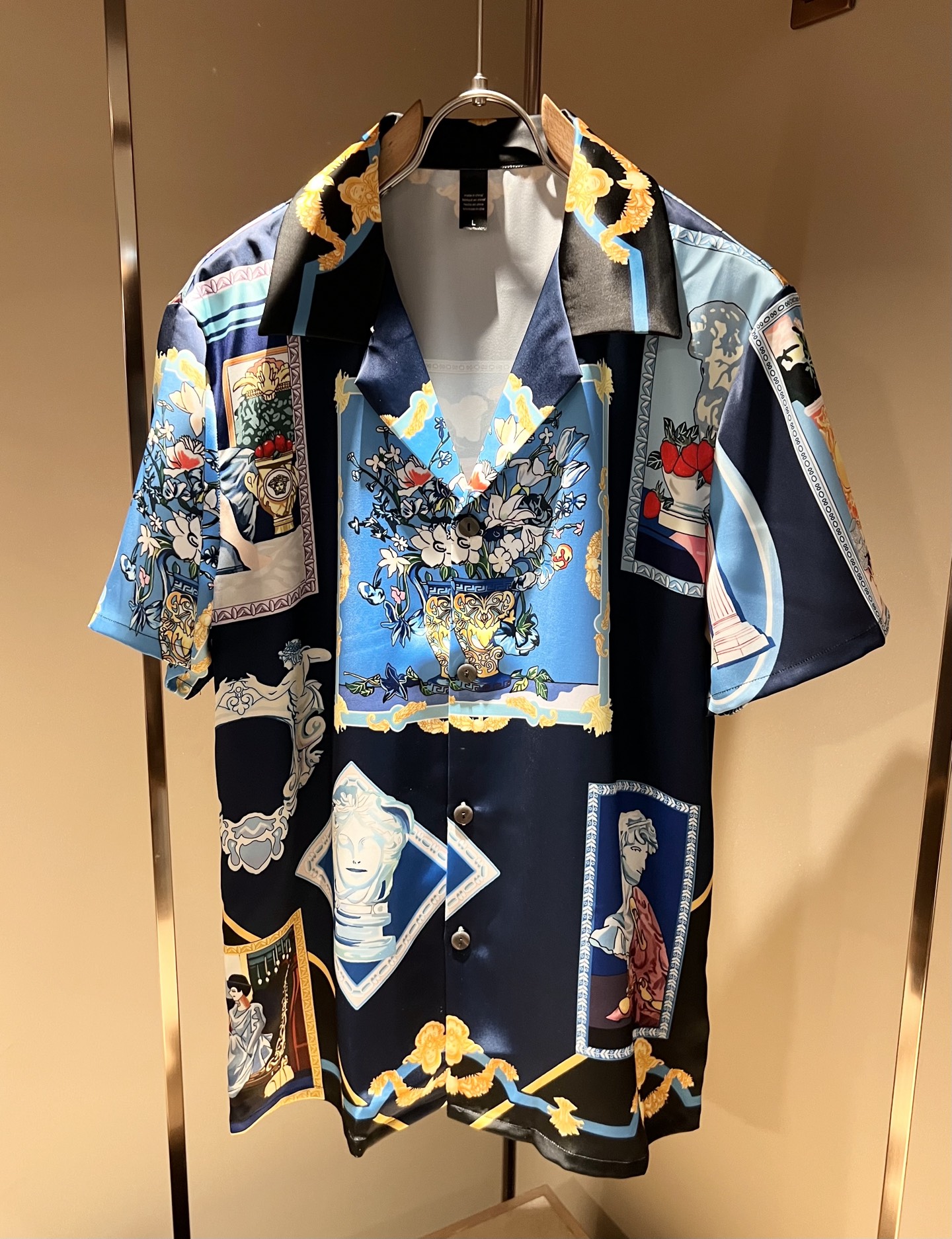 NO:517834,VERS*CE/Fan*zhe 2025 spring and summer new product original single pajama silk set VERS*CE/Fan*zhe Trading company channel product value recommendation, panoramic printed letter logo pattern decoration is extremely exquisite to highlight the gradient effect!  The heavy craftsmanship is created with a strong sense of three-dimensionality, and only advanced German equipment can be made, highlighting the invincible visual luxury, with a very high craftsmanship level and a very important craftsmanship!  Customer-supplied imported silk fabrics, excellent skin-friendly, extremely perfect details, impeccable, excellent upper body effect, very eye-catching, unquestionable, excellent return rate, excellent items in the closet to improve vision, are very handsome, whether they are worn inside or alone. Size M-3XL, versace, real silk, alexander wang19860909VERS*CE/范*哲 2025春夏新品原单睡衣真丝套装VERS*CE/范*哲 贸易公司渠道 产品 值的推荐 ,全景印花字母logo图案装饰极为精致凸显渐变效果！重磅工艺打造,立体感极强,唯有德国先进设备方能制作,凸显了视觉无敌的震撼奢华,工艺水准极高,非常重工匠心！客供进口真丝面料,亲肤性绝佳,细节极致完美,无可挑剔,上身效果非常出色,非常招眼吸睛,回头率毋庸置疑,衣橱里改良视觉的绝佳单品,无论内搭还是单穿都爆帅十足.尺码M-3XL,,versace,real silk,alexander wang,Men's clothing