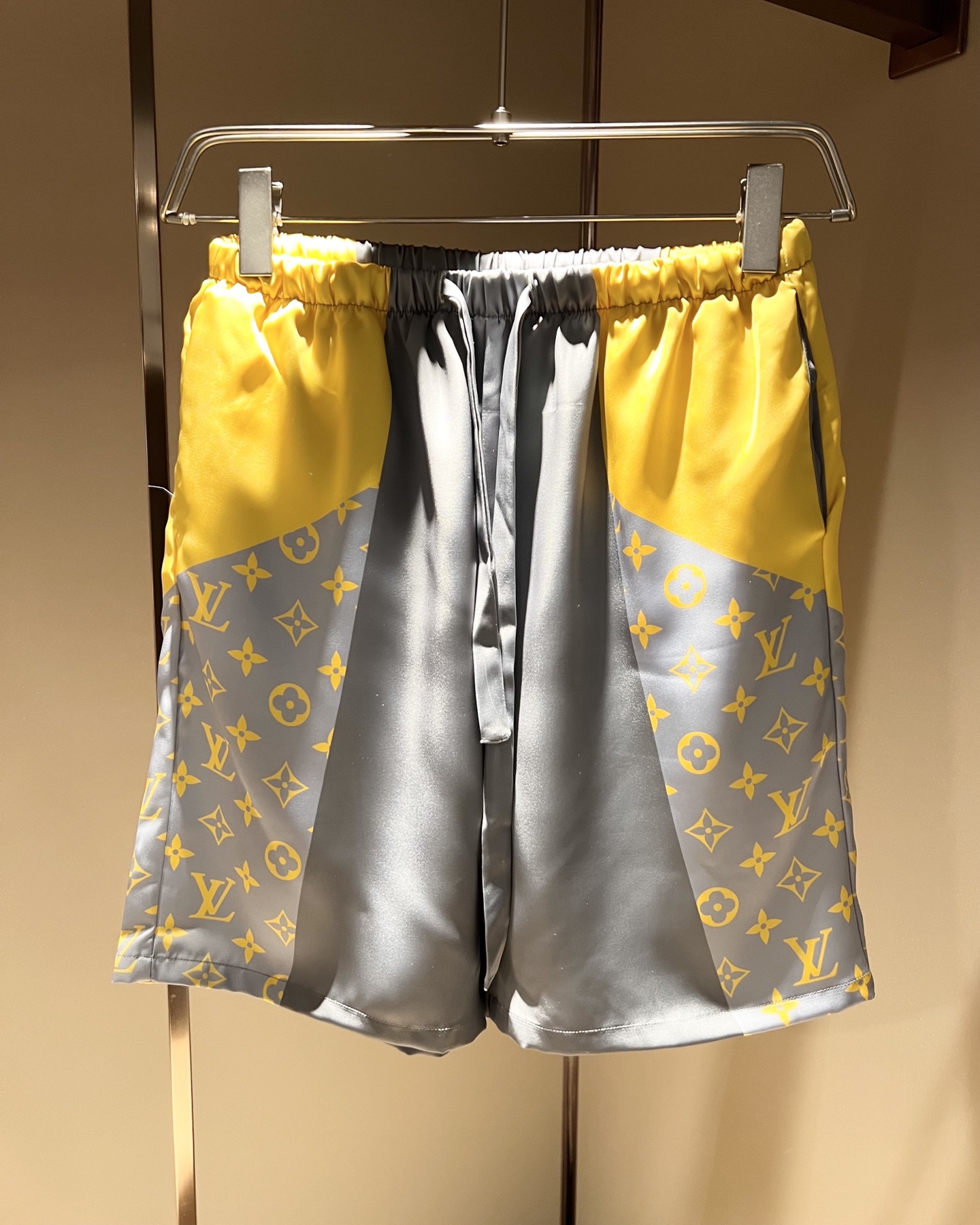 NO:509203,Louis Vuit*on Louis Family New Monogram Series 2025 Spring and Summer!  Light luxury casual suit, pajamas set for the same style for men and women!  The new high-end Louis family has always been so flawless, and creative designs are emerging one after another. If you don’t buy a few Louis items this spring and summer, you can’t be considered a fashion expert. Monogram logo design for clothes!  Custom silk fabric!  The iconic elements of Louis are really something that everyone loves. They are super soft and resilient, from world-class trade-level OEM channels, with extremely rare quantity and no help after selling out. Monogram three-dimensional logo presents an extraordinary texture, clean and neat. This is the Louis family's unique skill and the latest craftsmanship this quarter. The degree of meticulousness has reached the top, and the loose cut style design is unique. It is a fusion of luxury and fashion!  Size M-3XL, louis vuitton,louis vuitton,alexander wang19860909Louis Vuit*on 路易家族 2025春夏新款Monogram系列！轻奢休闲套装,男女同款睡衣套装！路易家族的新高端,细节品质永远的那么完美无瑕,创意设计层出不穷.今年春夏季节没有入手几件路易你算不上时尚达人.衣身Monogram 标识logo图案设计！定制丝绸面料！诠释路易的标志性元素,实属人见人爱的东西.超级柔软且具有韧性,来自世界级贸易级别的代工厂渠道,数量极其稀少售完无补.Monogram立体Logo呈现不一般的质感,干净俐落.这是路易家族的看家绝活也是本季度的最新工艺.细致化程度已经达到顶端了,宽松剪裁的版型设计堪称一绝.属于奢华与时尚的融合！尺码M-3XL,,louis vuitton,louis vuitton,alexander wang,Men's clothing