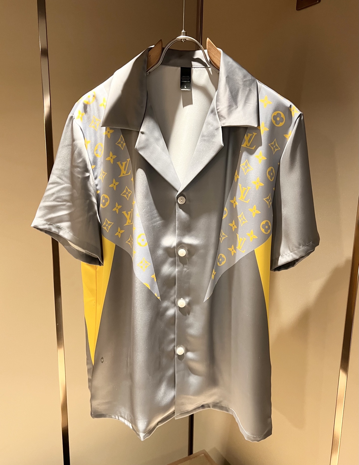 NO:517326,Louis Vuit*on Louis Family New Monogram Series 2025 Spring and Summer!  Light luxury casual suit, pajamas set for the same style for men and women!  The new high-end Louis family has always been so flawless, and creative designs are emerging one after another. If you don’t buy a few Louis items this spring and summer, you can’t be considered a fashion expert. Monogram logo design for clothes!  Custom silk fabric!  The iconic elements of Louis are really something that everyone loves. They are super soft and resilient, from world-class trade-level OEM channels, with extremely rare quantity and no help after selling out. Monogram three-dimensional logo presents an extraordinary texture, clean and neat. This is the Louis family's unique skill and the latest craftsmanship this quarter. The degree of meticulousness has reached the top, and the loose cut style design is unique. It is a fusion of luxury and fashion!  Size M-3XL, louis vuitton,louis vuitton,alexander wang19860909Louis Vuit*on 路易家族 2025春夏新款Monogram系列！轻奢休闲套装,男女同款睡衣套装！路易家族的新高端,细节品质永远的那么完美无瑕,创意设计层出不穷.今年春夏季节没有入手几件路易你算不上时尚达人.衣身Monogram 标识logo图案设计！定制丝绸面料！诠释路易的标志性元素,实属人见人爱的东西.超级柔软且具有韧性,来自世界级贸易级别的代工厂渠道,数量极其稀少售完无补.Monogram立体Logo呈现不一般的质感,干净俐落.这是路易家族的看家绝活也是本季度的最新工艺.细致化程度已经达到顶端了,宽松剪裁的版型设计堪称一绝.属于奢华与时尚的融合！尺码M-3XL,,louis vuitton,louis vuitton,alexander wang,Men's clothing